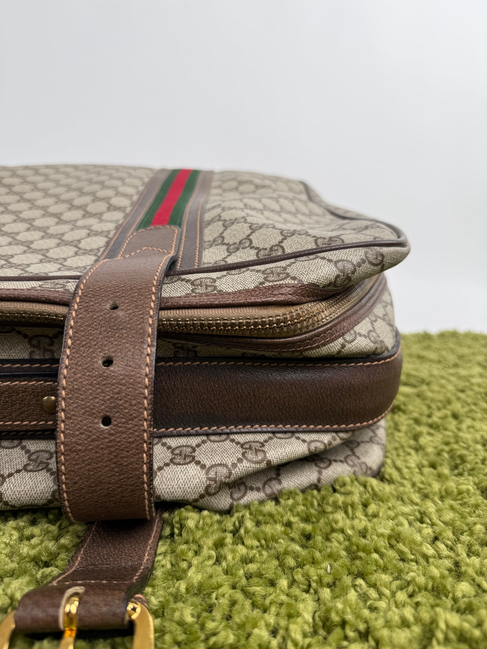 Valigia vintage Gucci realizzata in tela GG monogramma con dettagli in pelle marrone e strisce Web