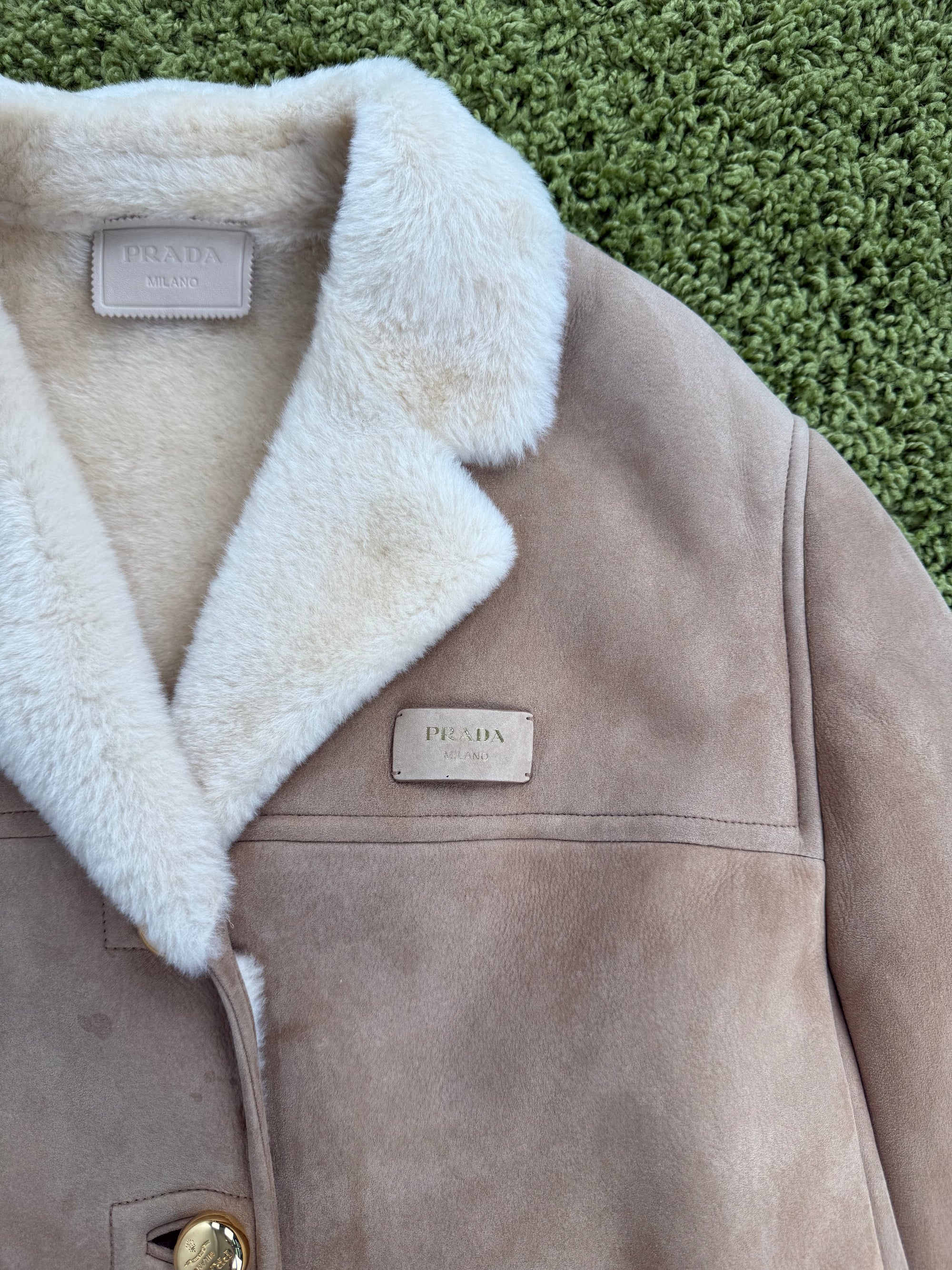 Montone con collo in shearling e bottoni incisi Prada Beige 40