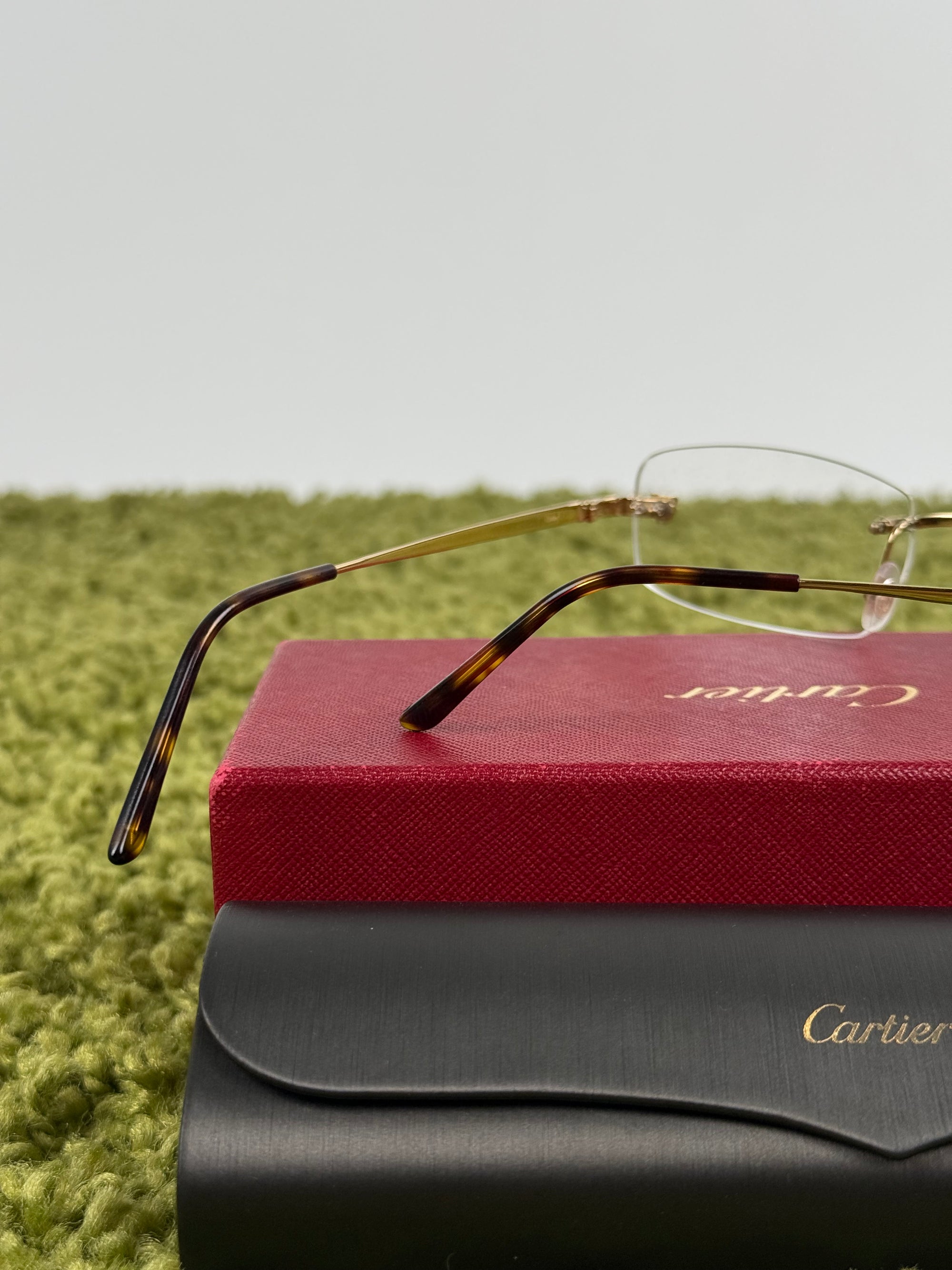 Occhiali Cartier con montatura dorata
