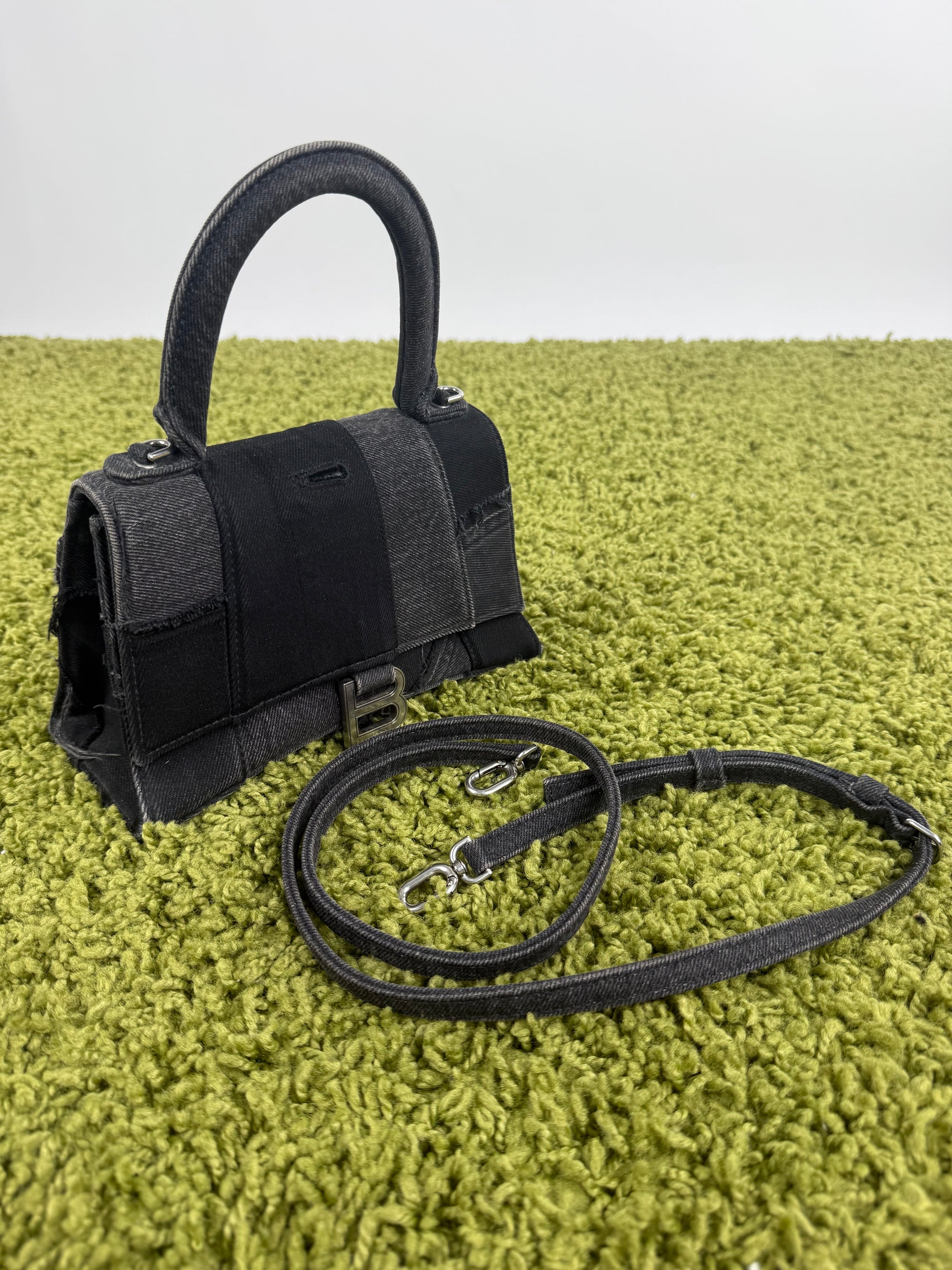 Borsa Balenciaga Hourglass Small in denim patchwork nero con logo B metallico argento