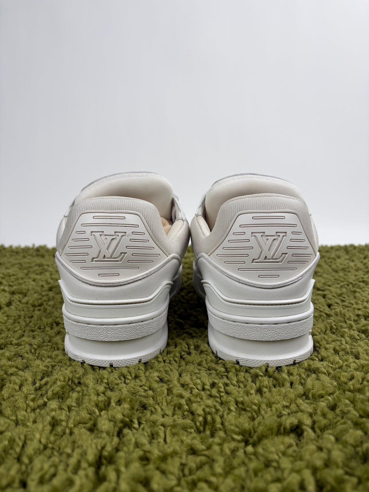 Louis Vuitton Trainer Bianca 6.5