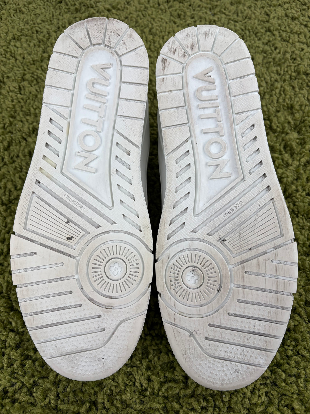 Louis Vuitton Trainer Bianca 8.5