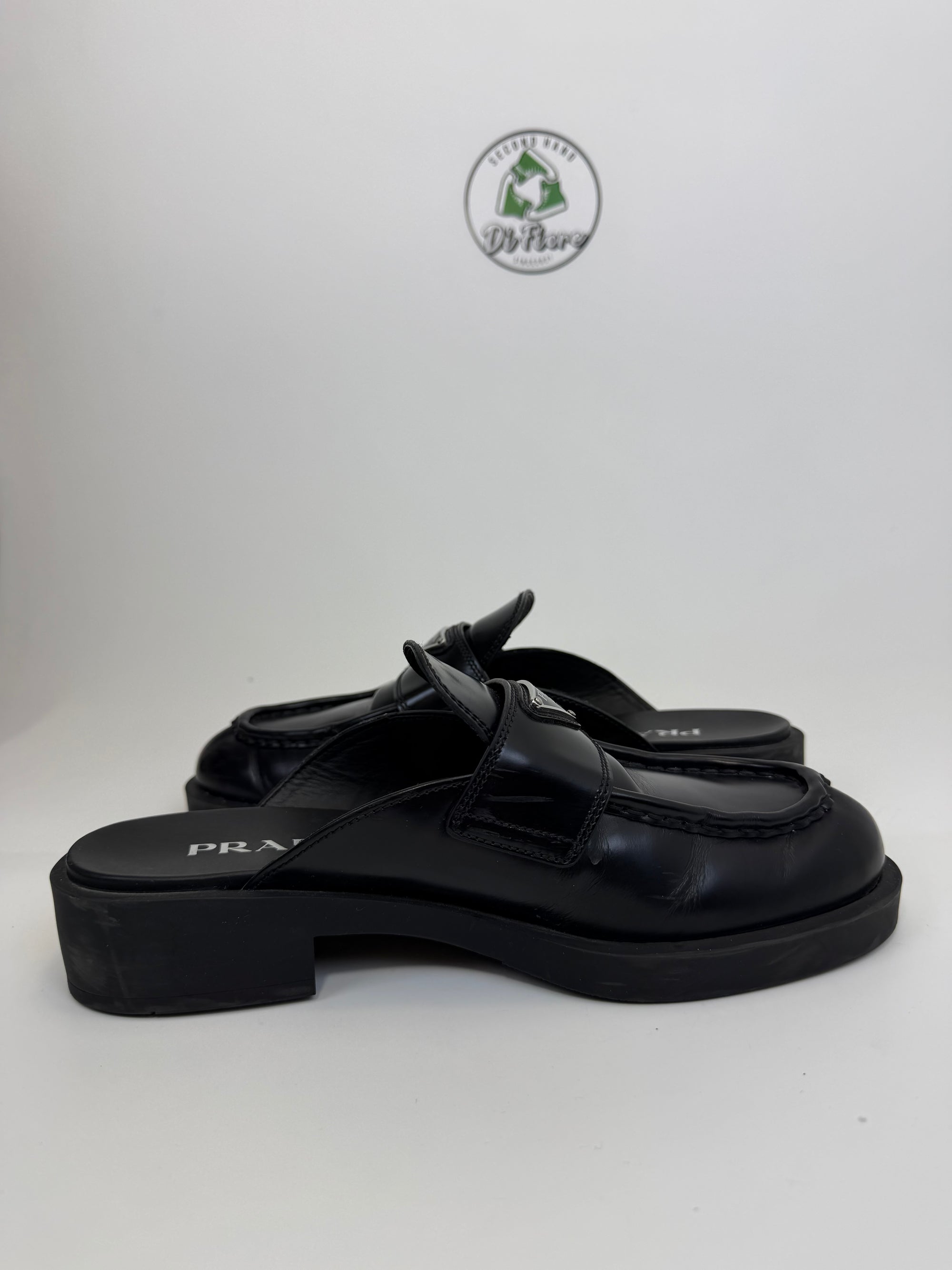 Mocassini Prada in pelle con placca