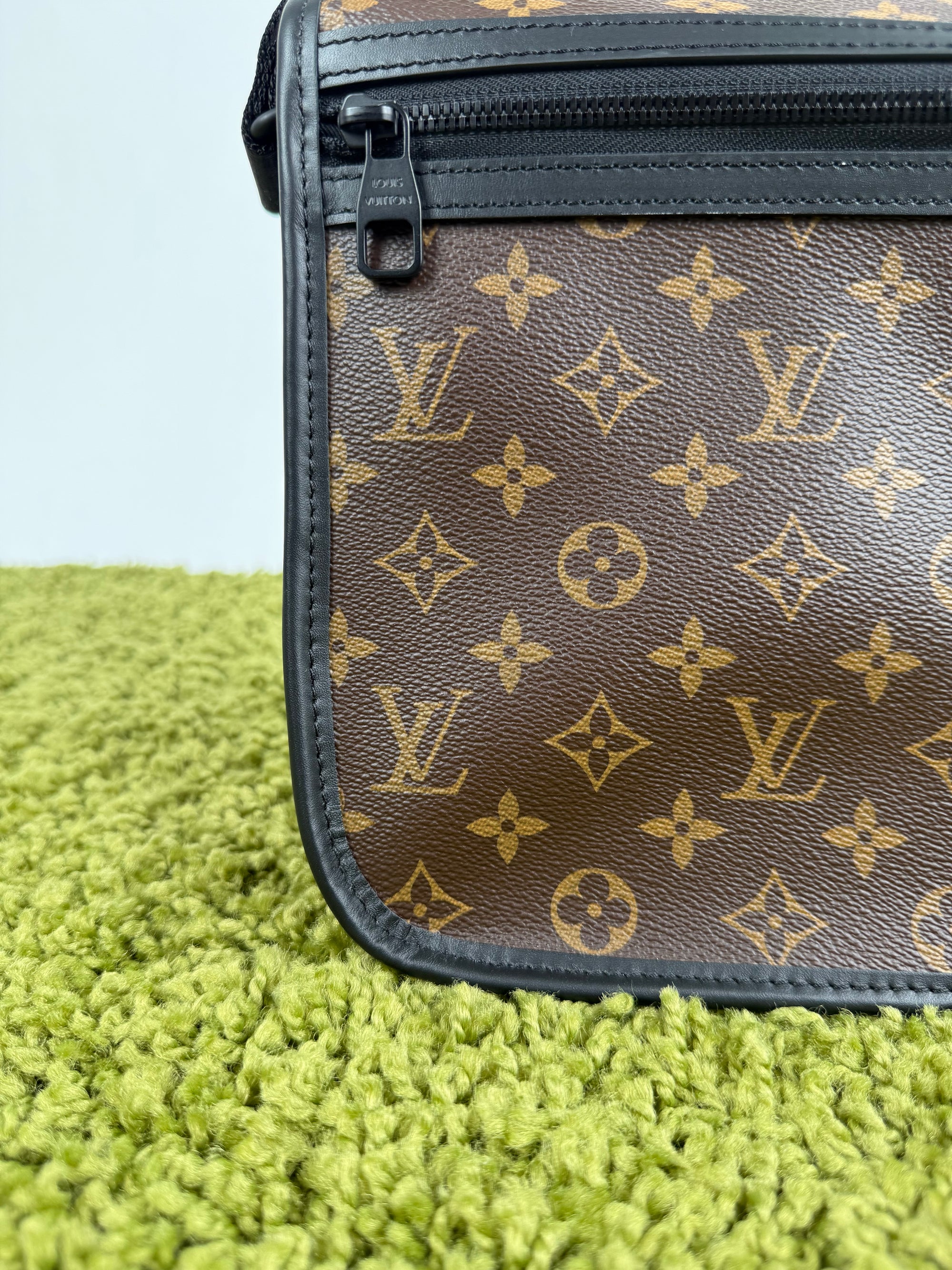 Borsa Messenger Louis Vuitton Macassar Archy Gm con finiture in pelle nera