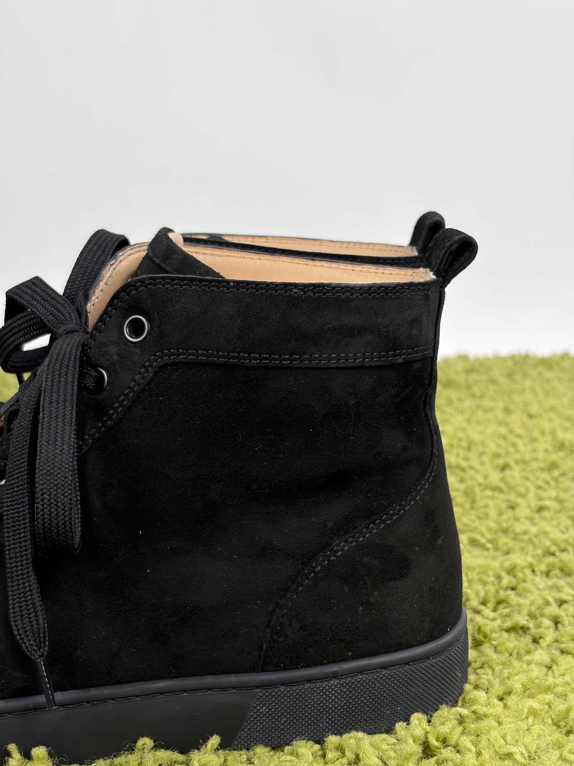 Louboutin Size 44 nere in camoscio