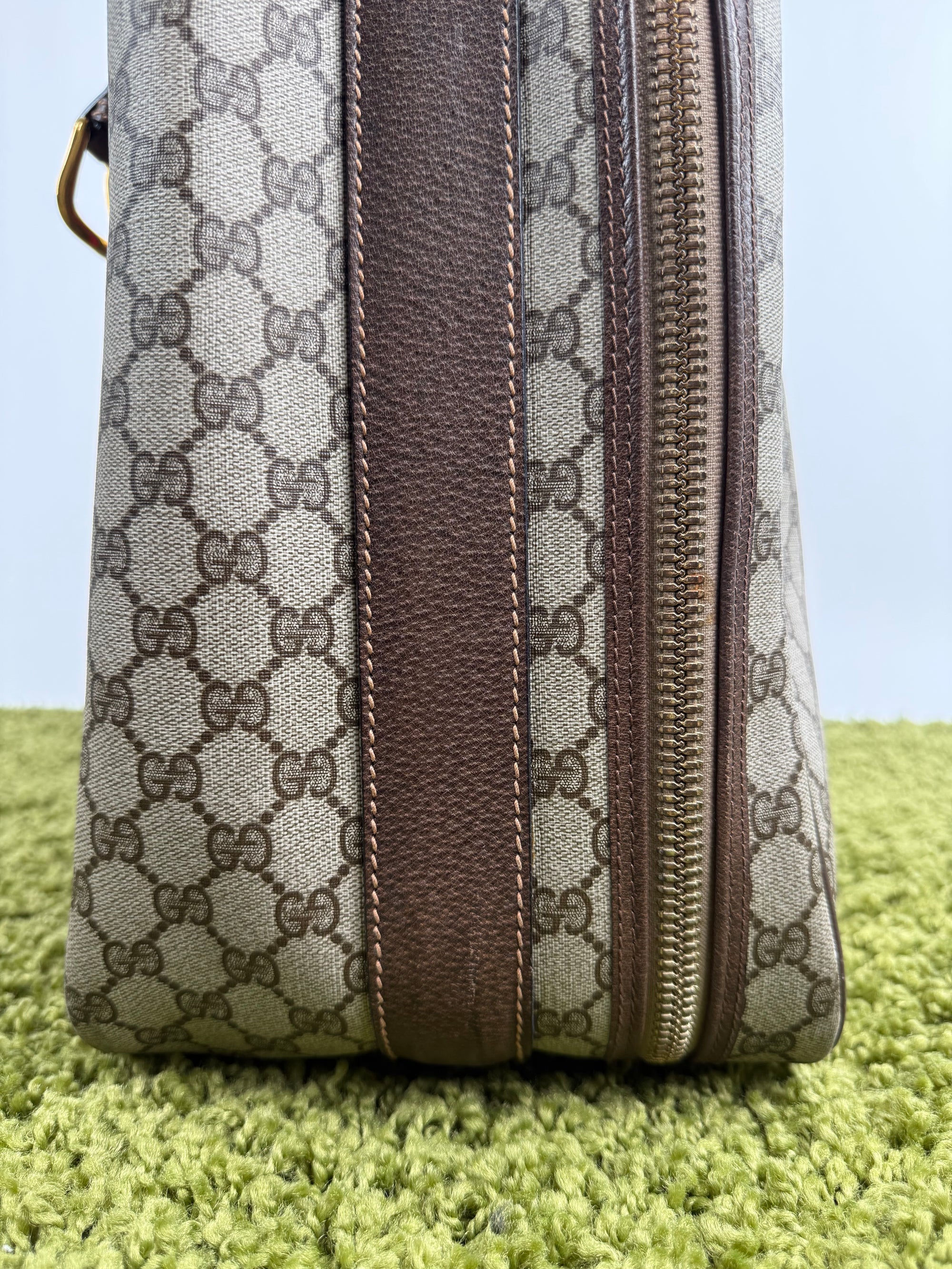 Valigia vintage Gucci realizzata in tela GG monogramma con dettagli in pelle marrone e strisce Web