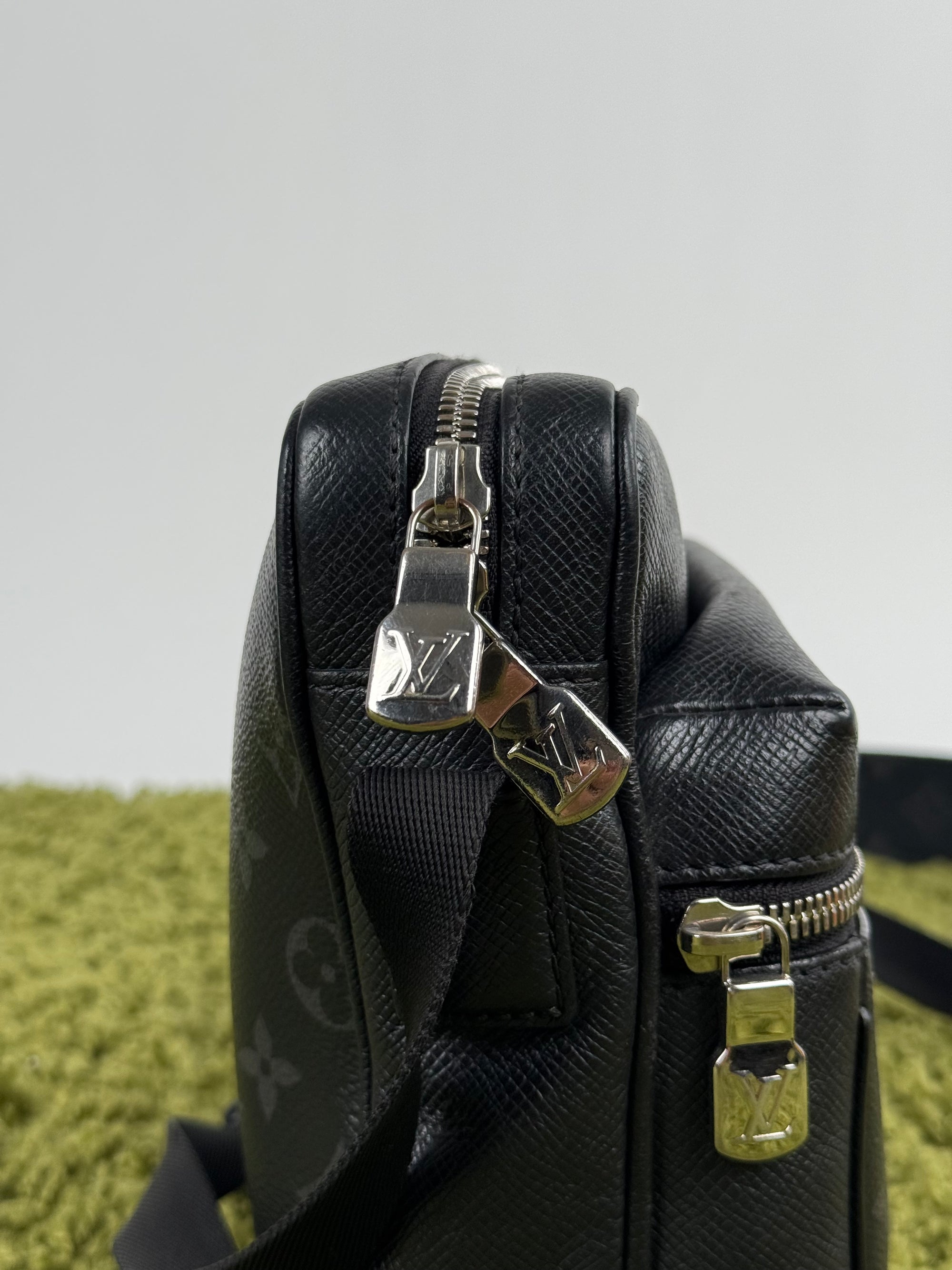 Borsa Outdoor Messenger Monogram Eclipse Taiga Louis Vuitton Nera