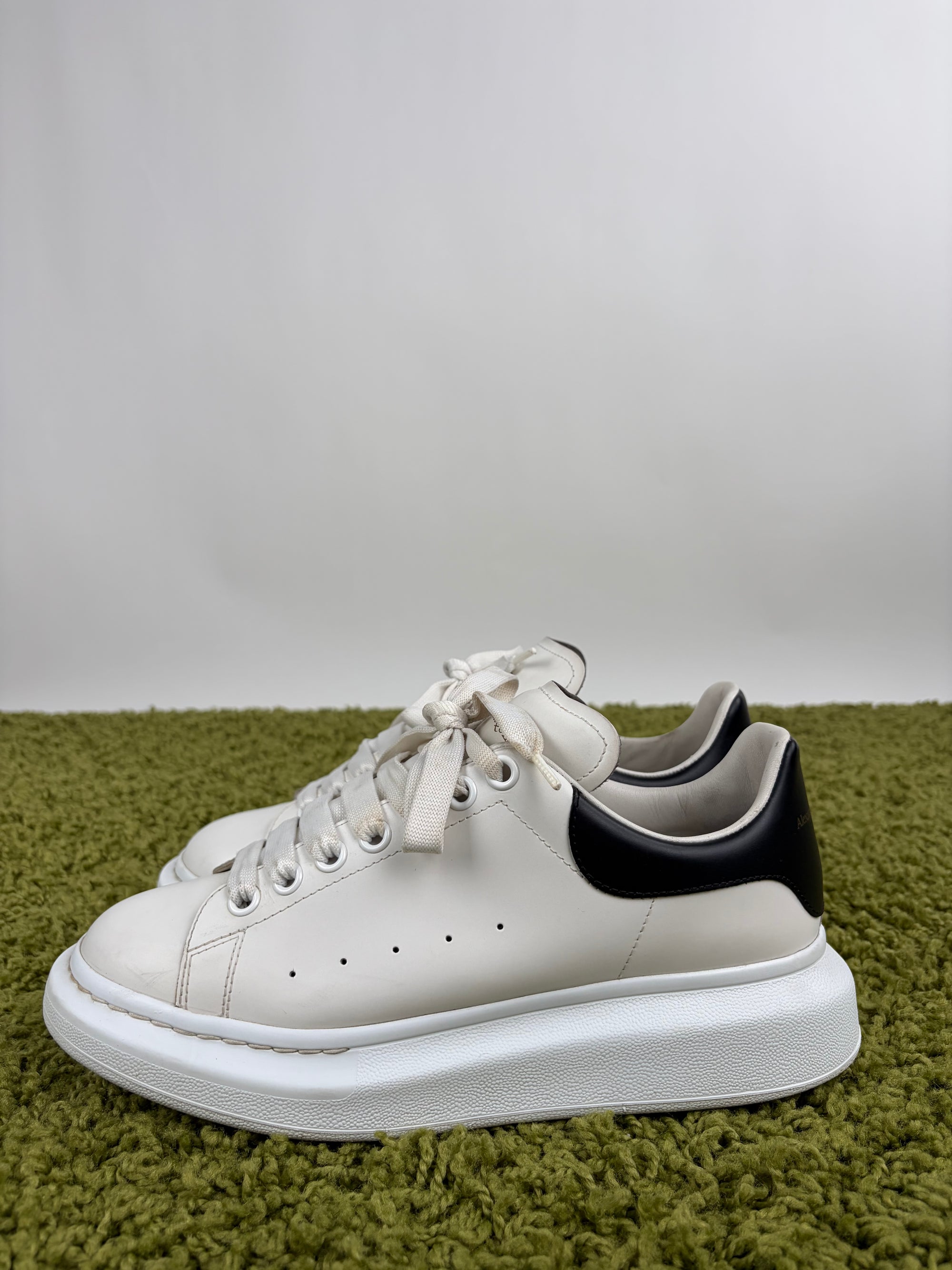 Mcqueen Size 41.5 bianche e nere