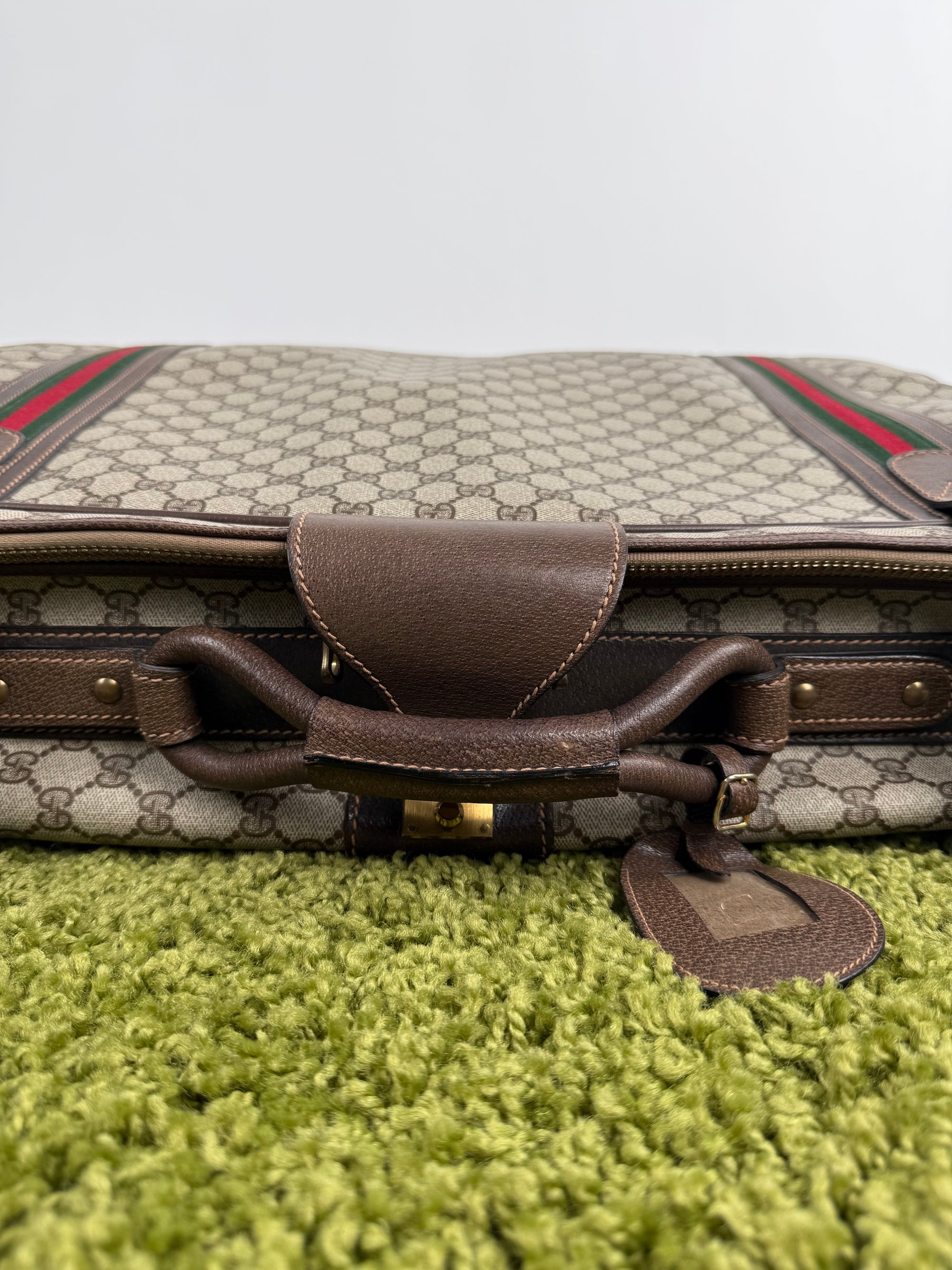 Valigia vintage Gucci realizzata in tela GG monogramma con dettagli in pelle marrone e strisce Web