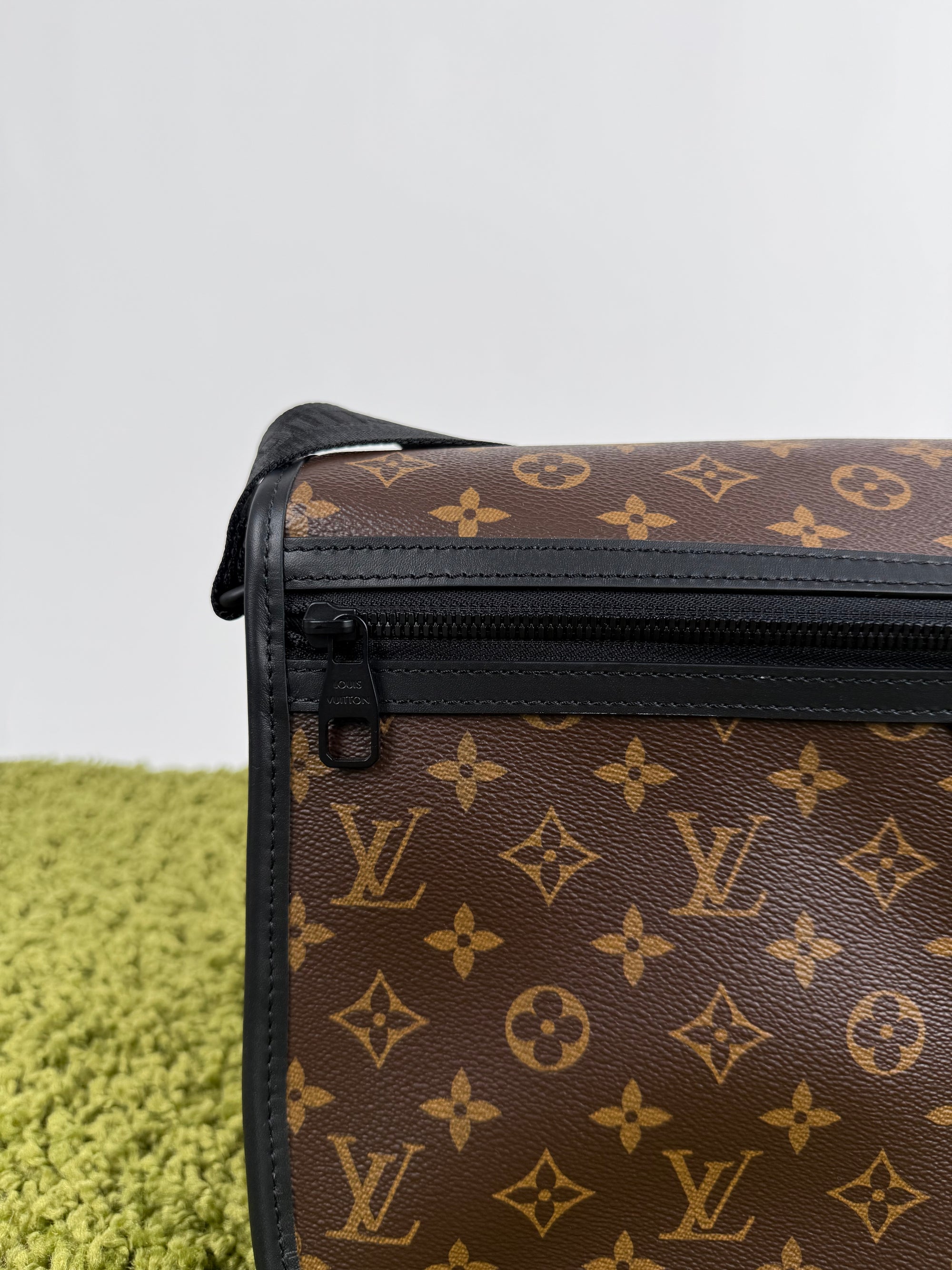 Borsa Messenger Louis Vuitton Macassar Archy Gm con finiture in pelle nera