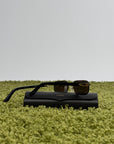 Occhiali da sole Cartier CT0622S con aste in acetato nero con un dettaglio dorato a forma di C