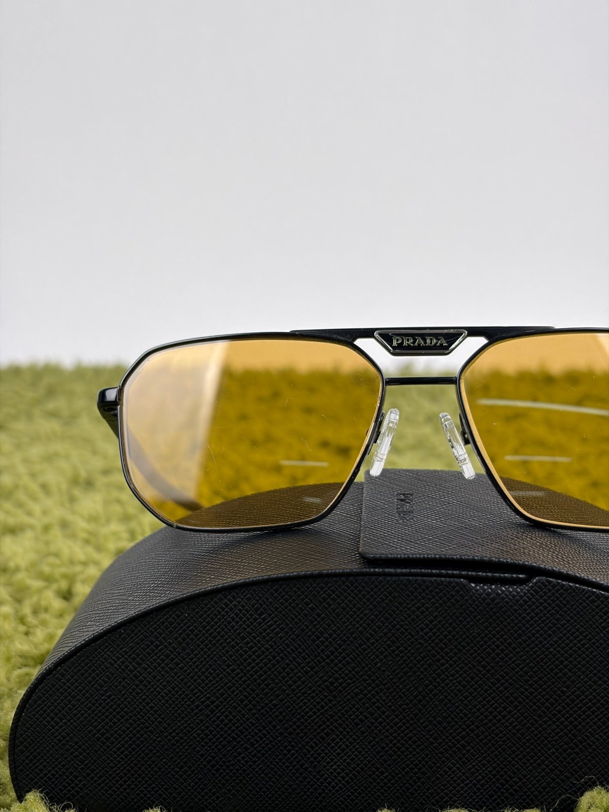 Occhiali da sole Prada Neri Con lente Gialla PR58YS - Second Hand Di Fiore