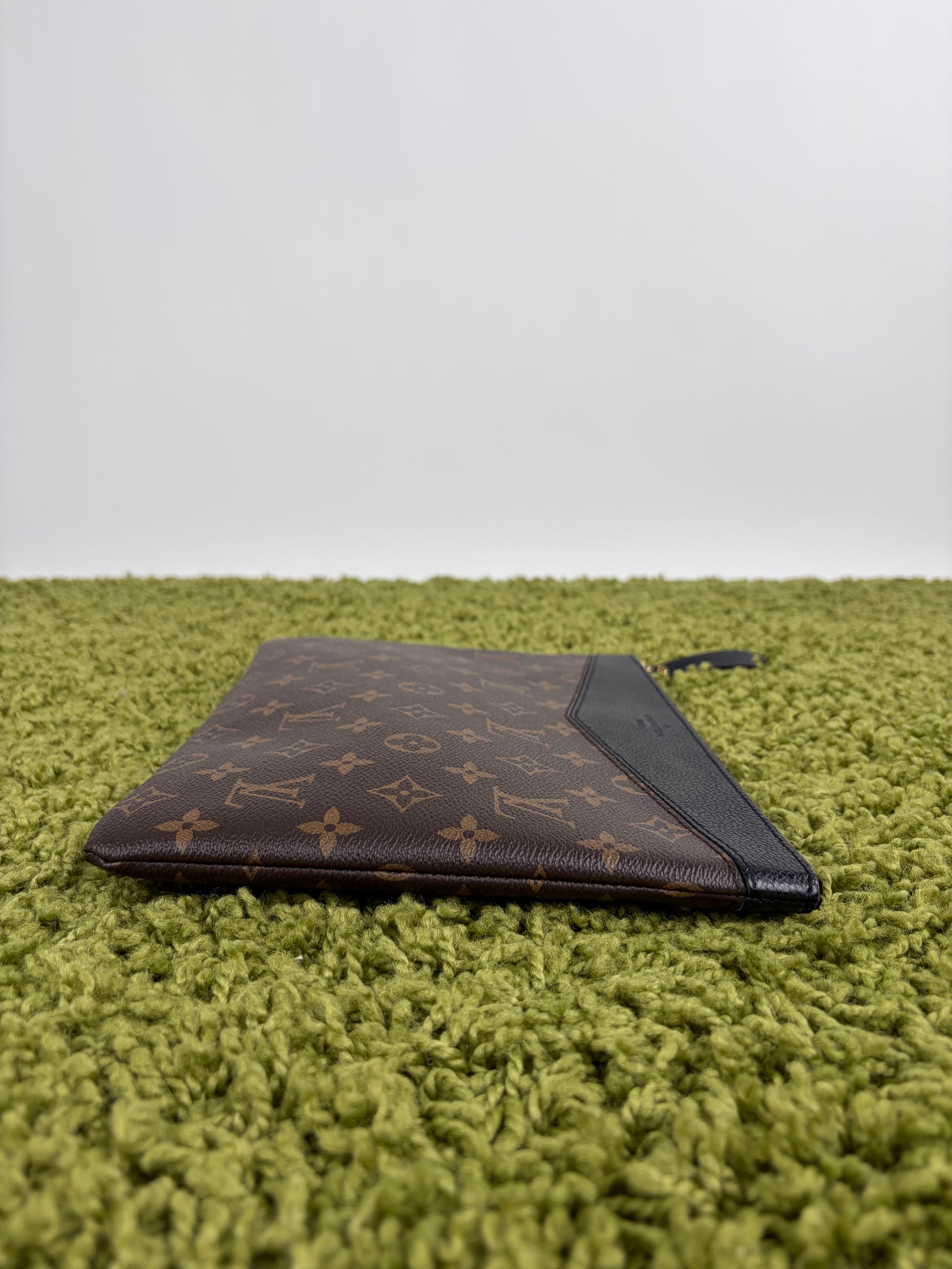 Pochette Louis Vuitton marrone e nera