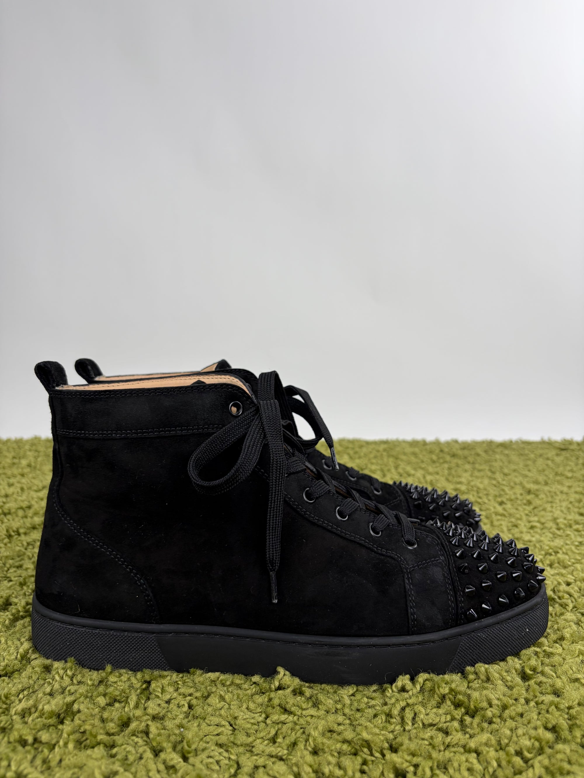 Louboutin Size 44 nere in camoscio