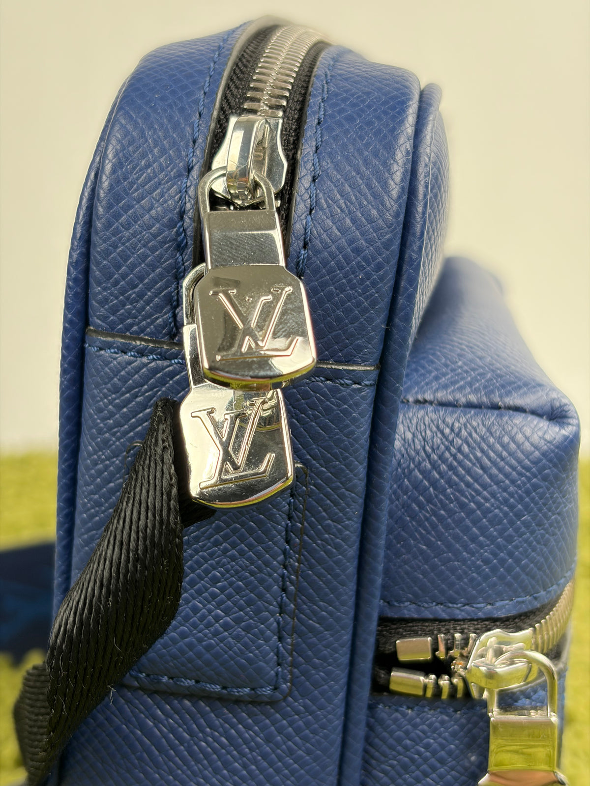 Borsa Louis Vuitton Outdoor Messenger Blu