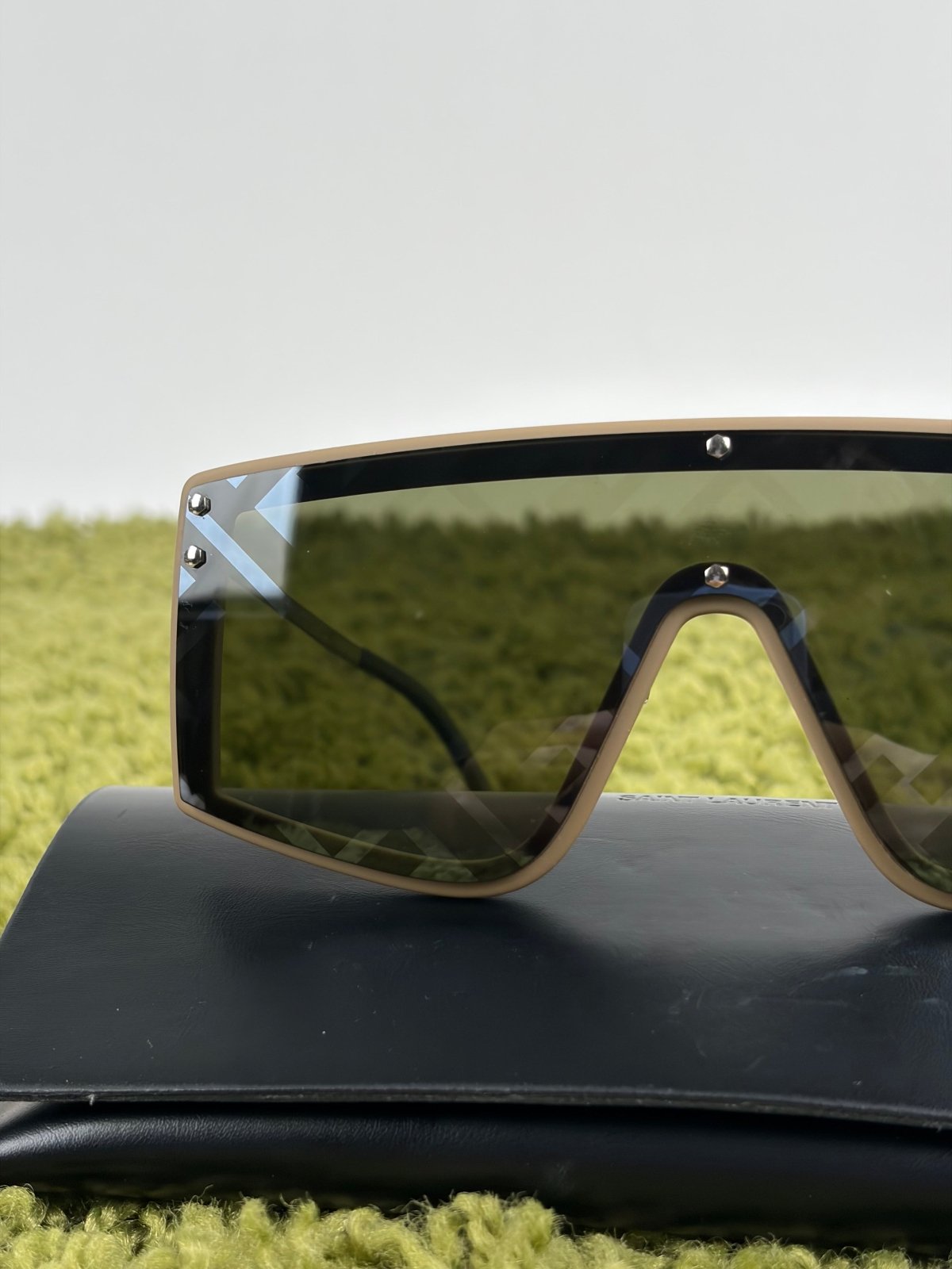 Occhiali da sole Fendi Con Montatura rosa Cipria e asta Verde - Second Hand Di Fiore