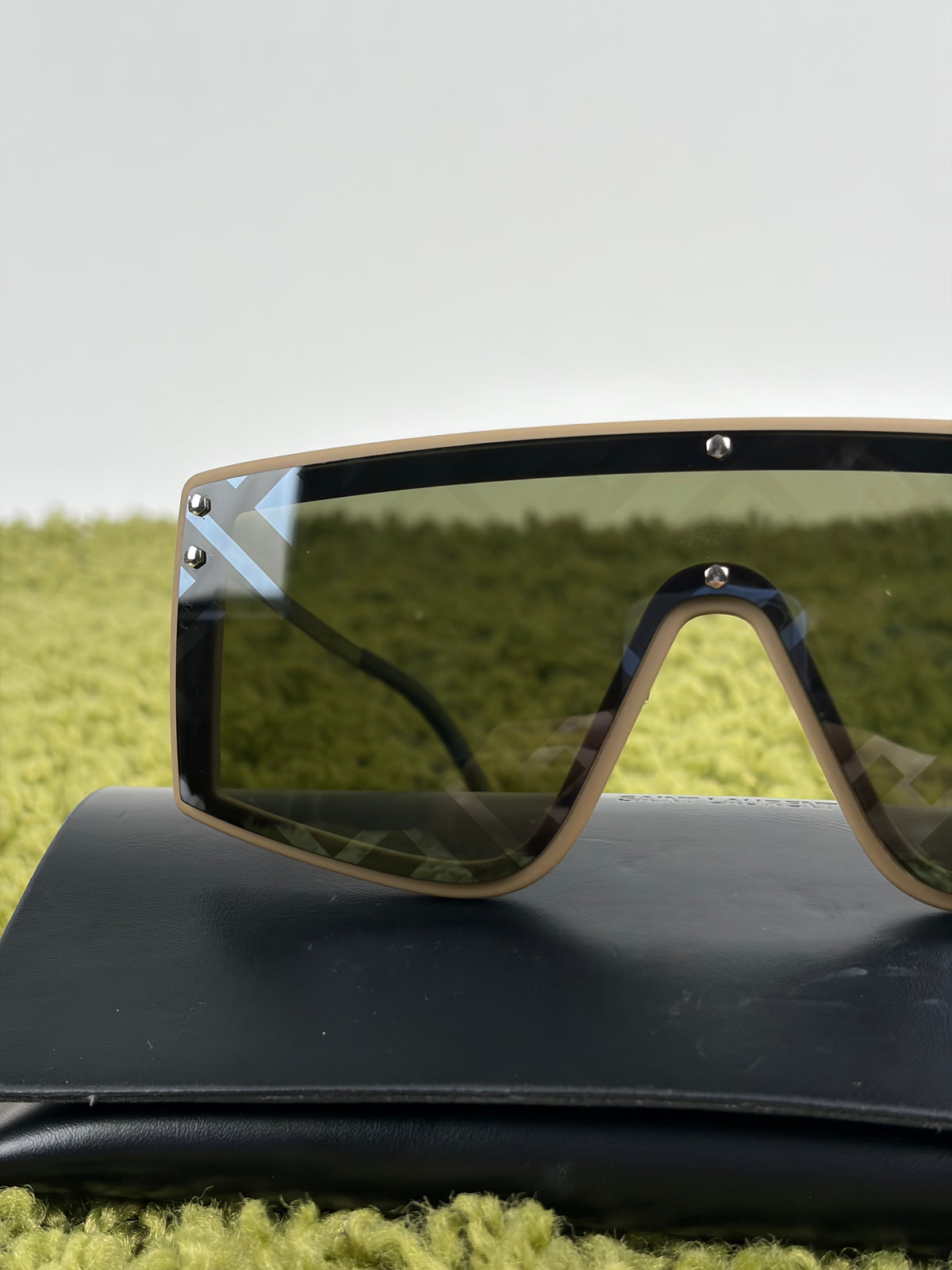Occhiali da sole Fendi Con Montatura rosa Cipria e asta Verde