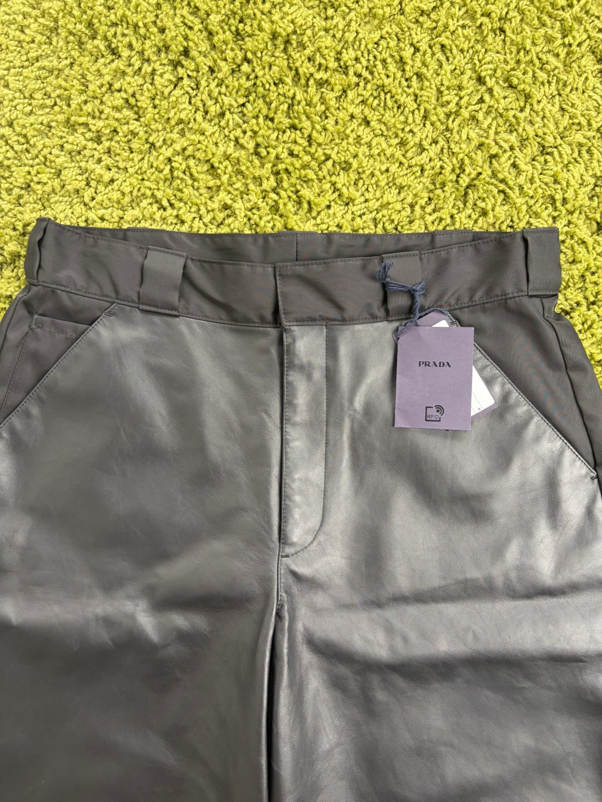Pantaloncino Prada con pannello frontale in pelle Nero 48 - Second Hand Di Fiore