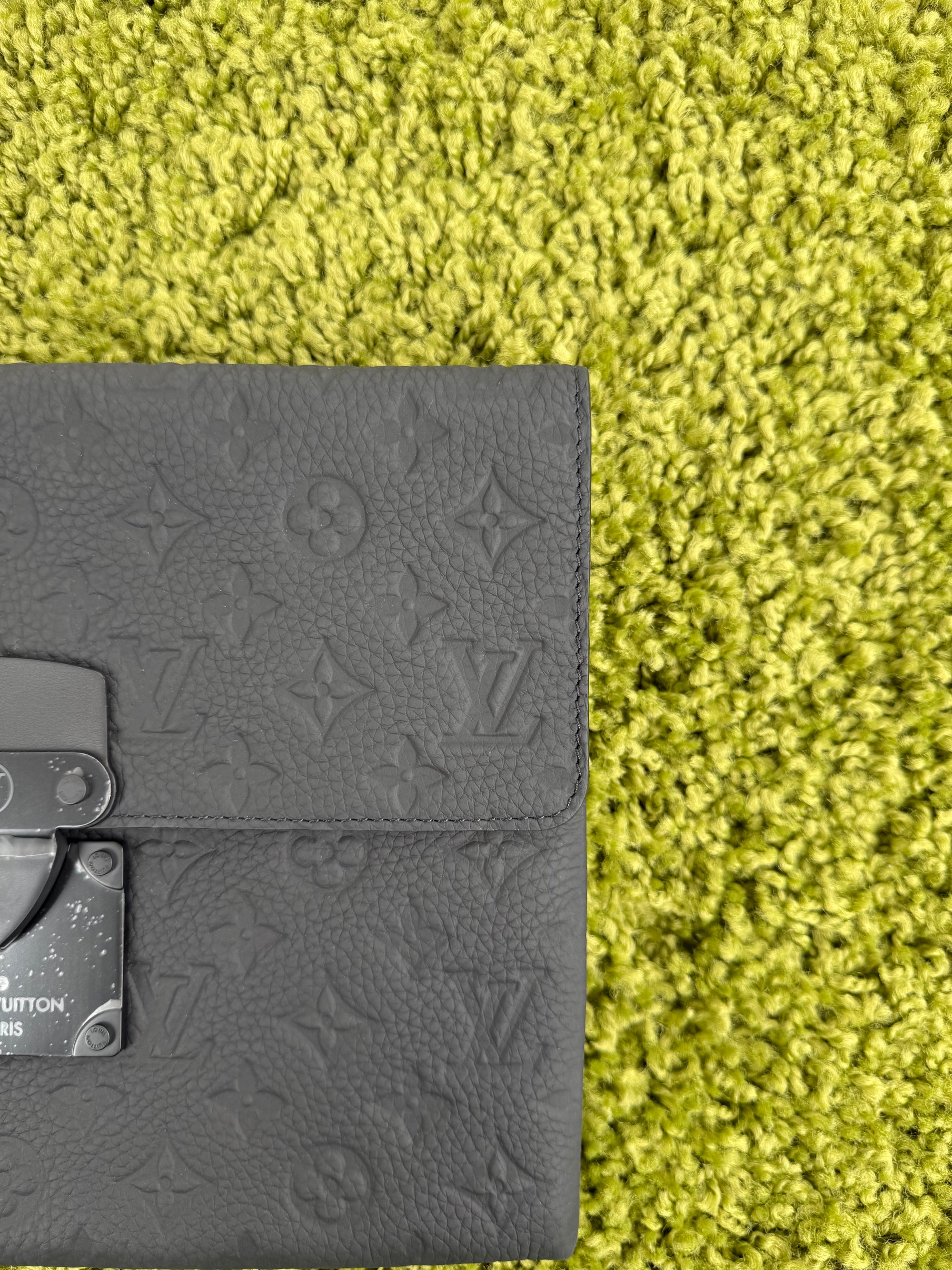 Pochette Louis Vuitton S-Lock in in pelle nera Monogram