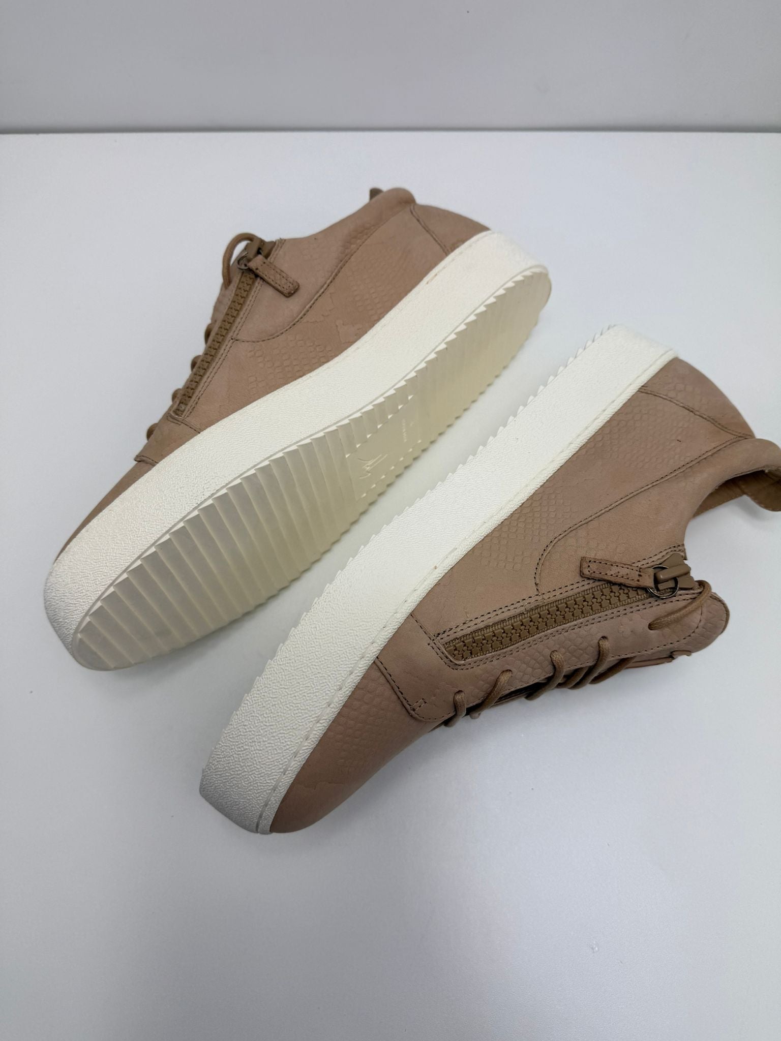 Giuseppe zanotti 46 salmone