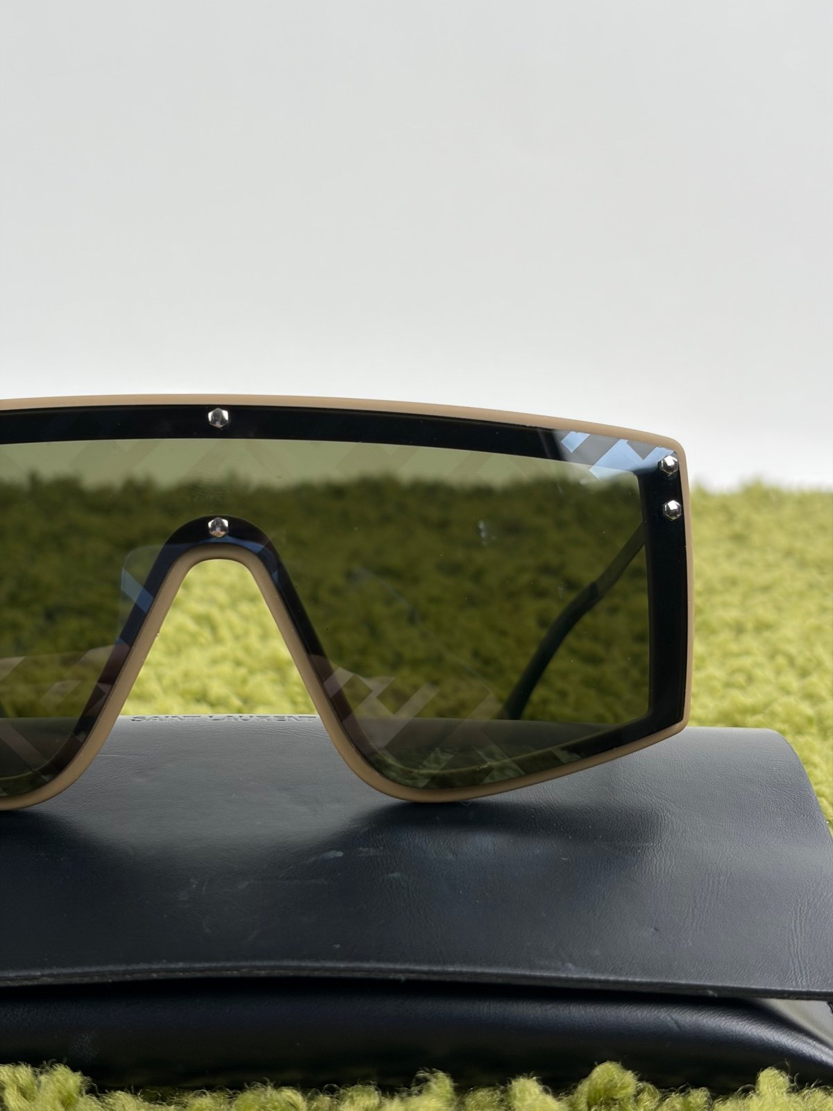 Occhiali da sole Fendi Con Montatura rosa Cipria e asta Verde - Second Hand Di Fiore