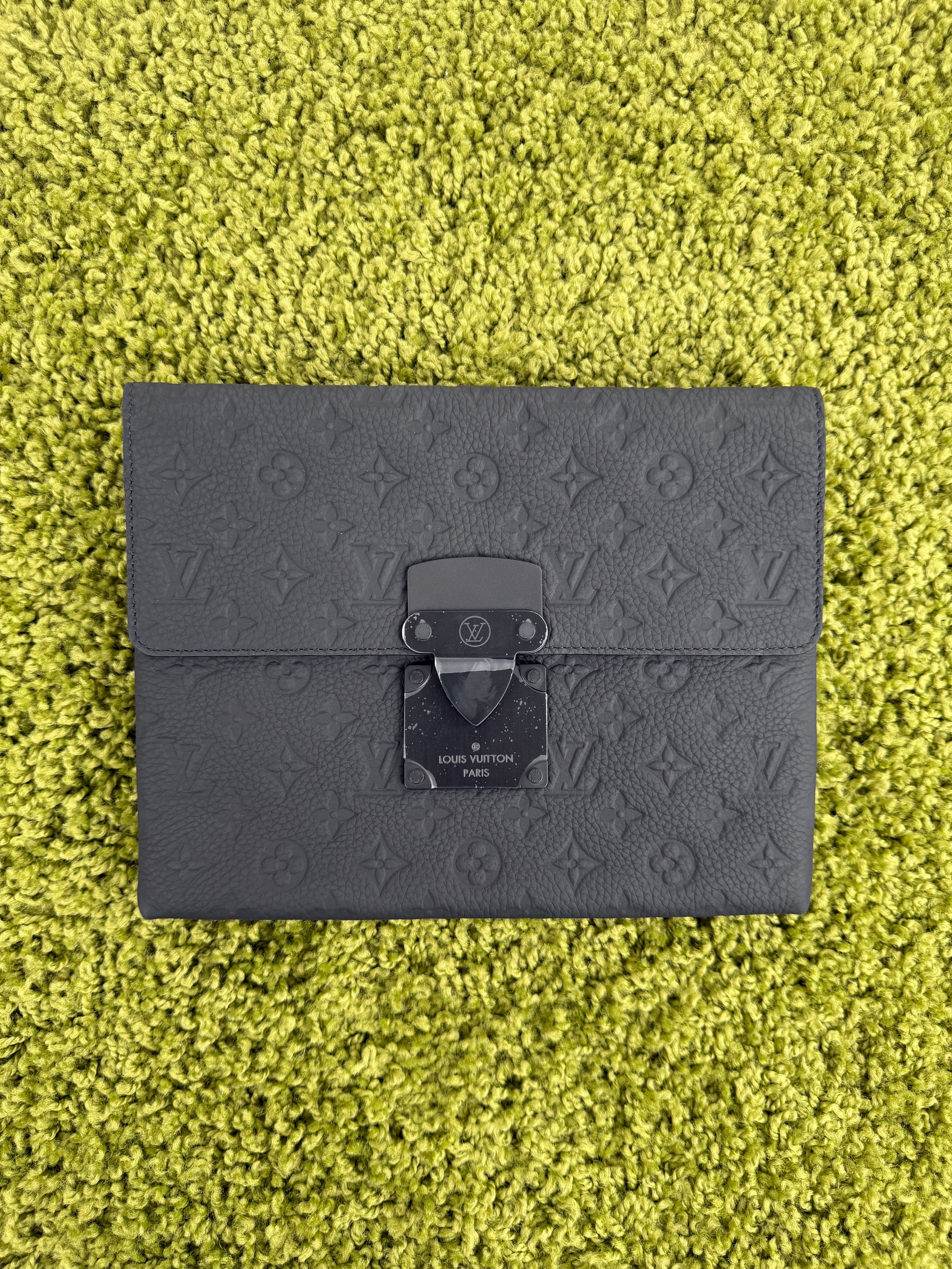 Pochette Louis Vuitton S-Lock in in pelle nera Monogram