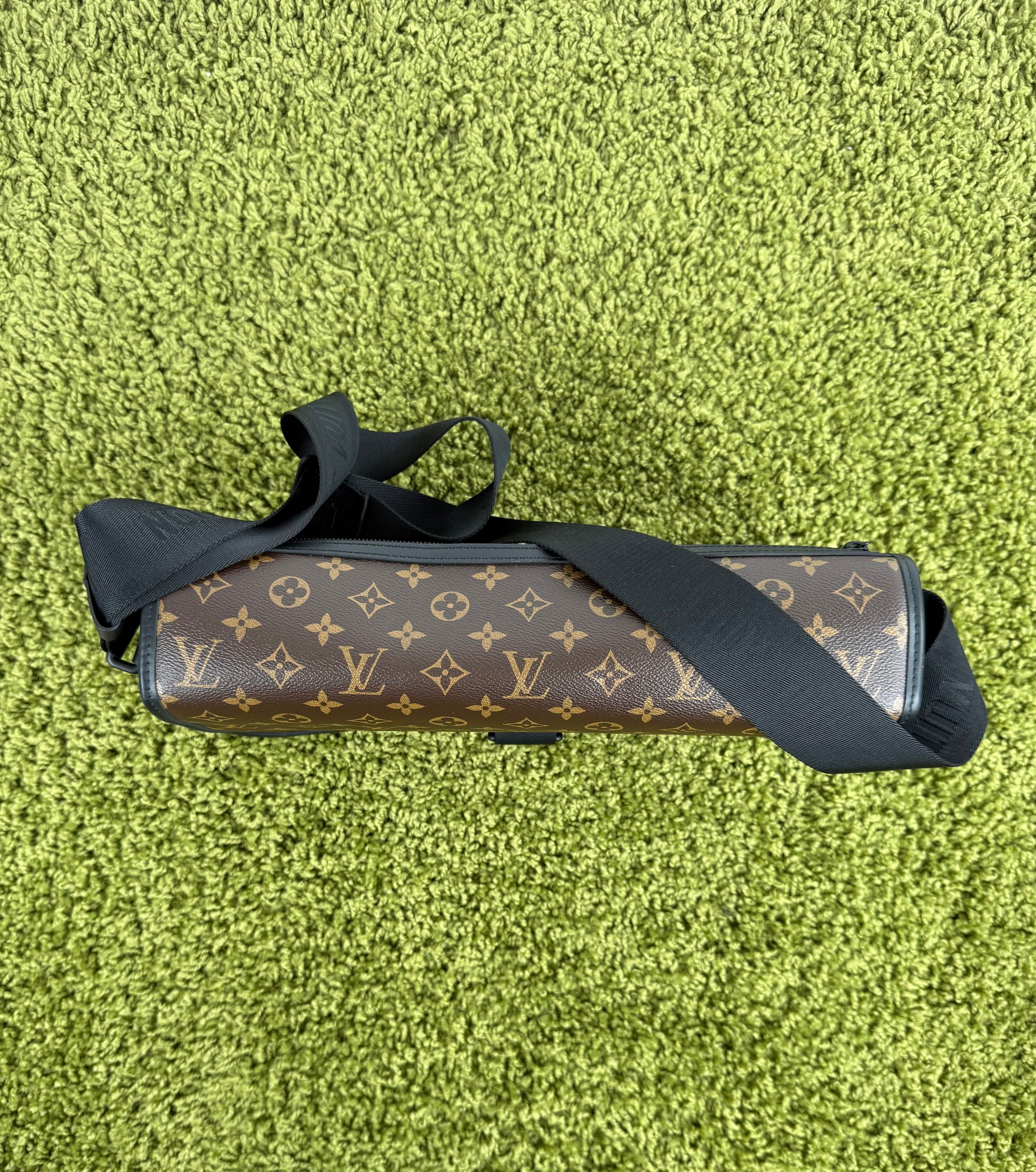 Borsa Messenger Louis Vuitton Macassar Archy Gm con finiture in pelle nera