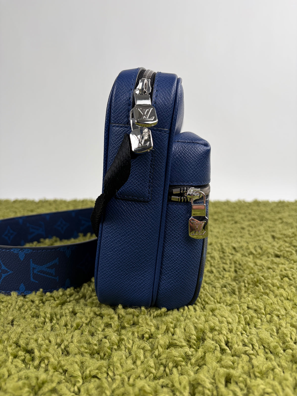 Borsa Louis Vuitton Outdoor Messenger Blu