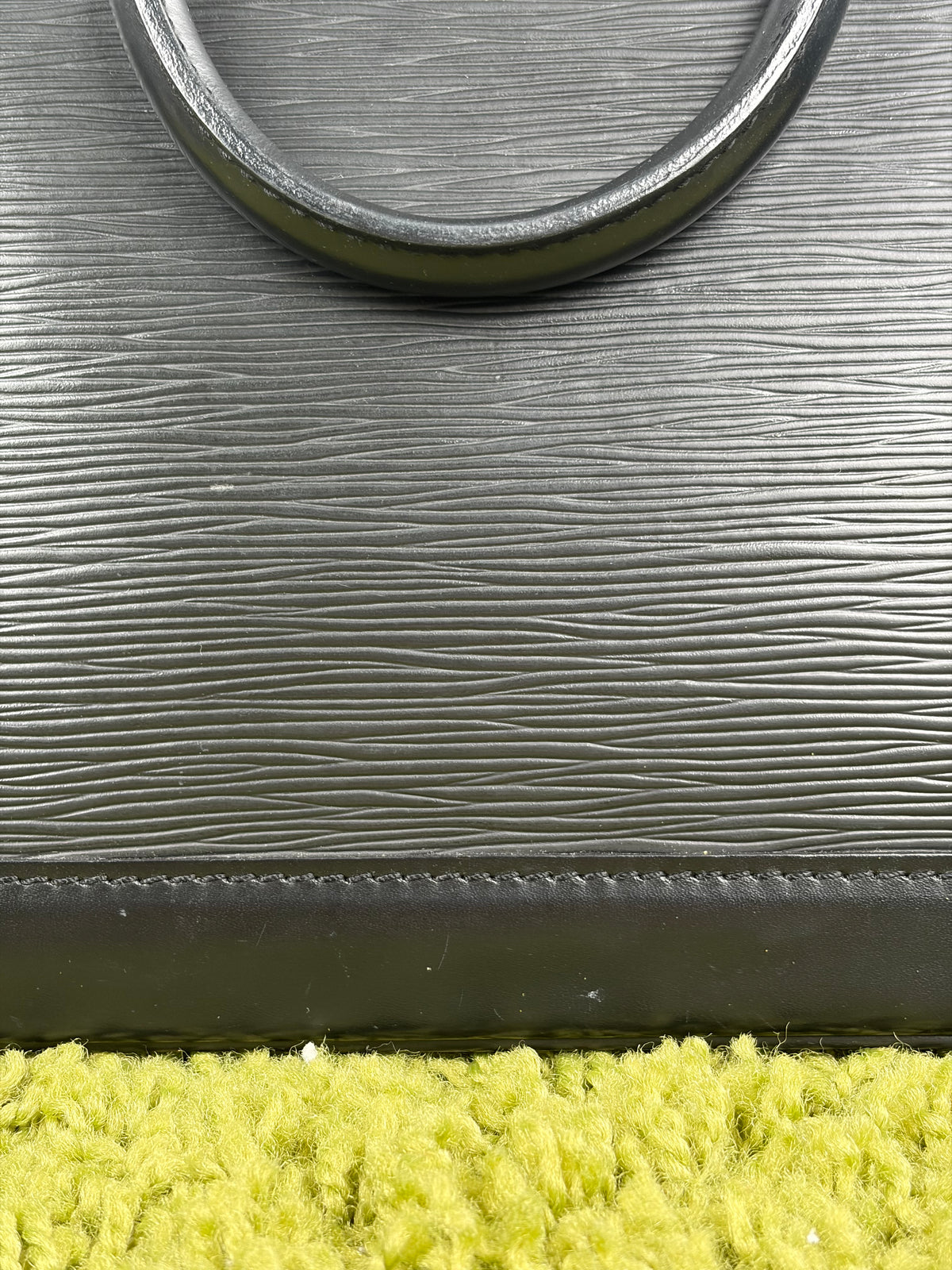 Borsa Alma PM in pelle epi Louis Vuitton Nero
