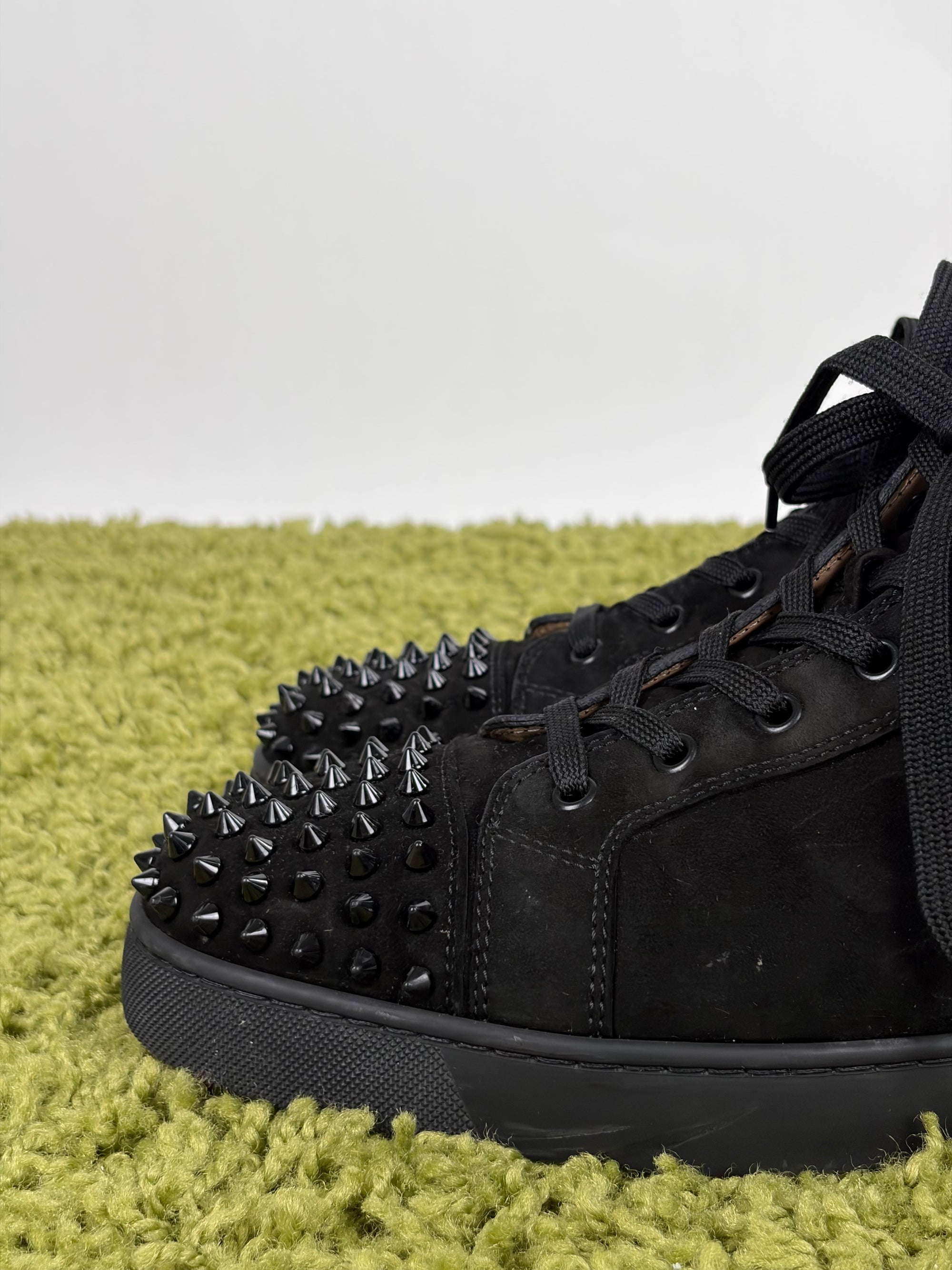 Louboutin Size 44 nere in camoscio