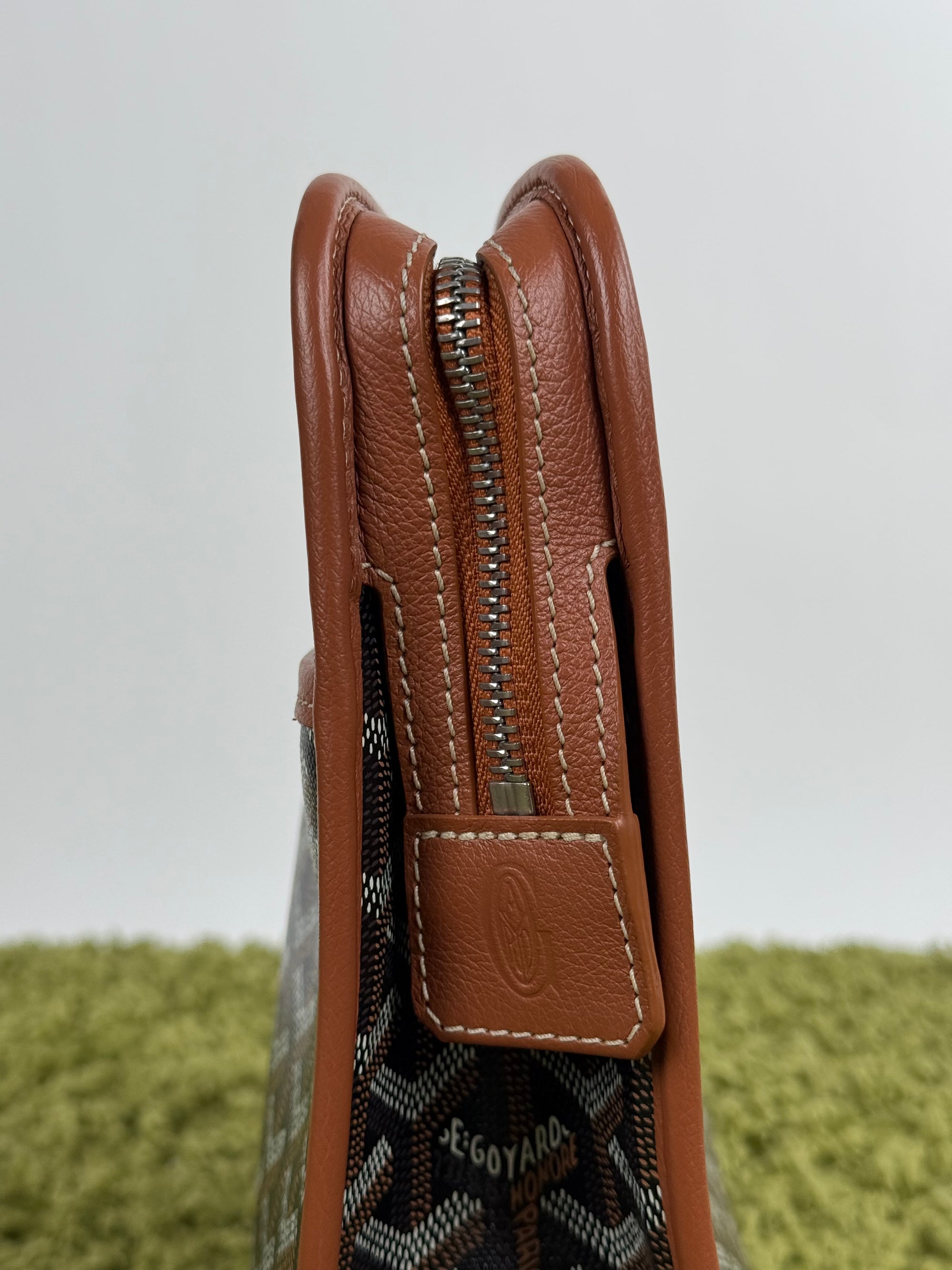Pochette Goyard Jouvence in tela Goyardine nera con profili marroni
