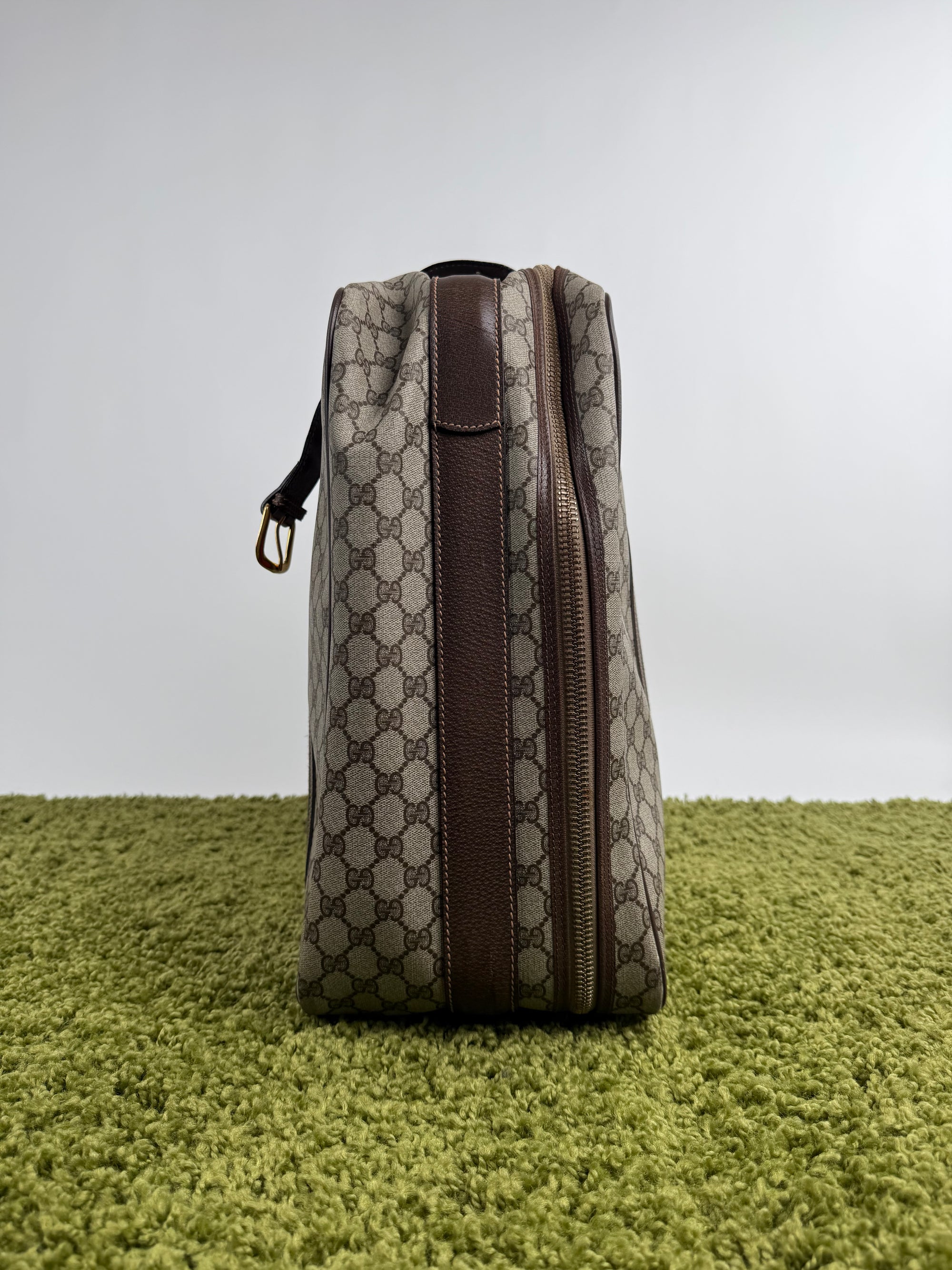 Valigia vintage Gucci realizzata in tela GG monogramma con dettagli in pelle marrone e strisce Web