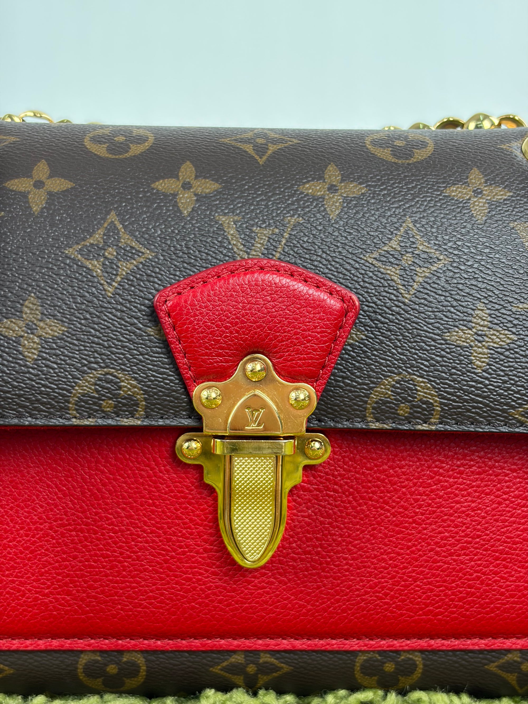 Borsa Louis Vuitton Victoire marrone rossa e oro