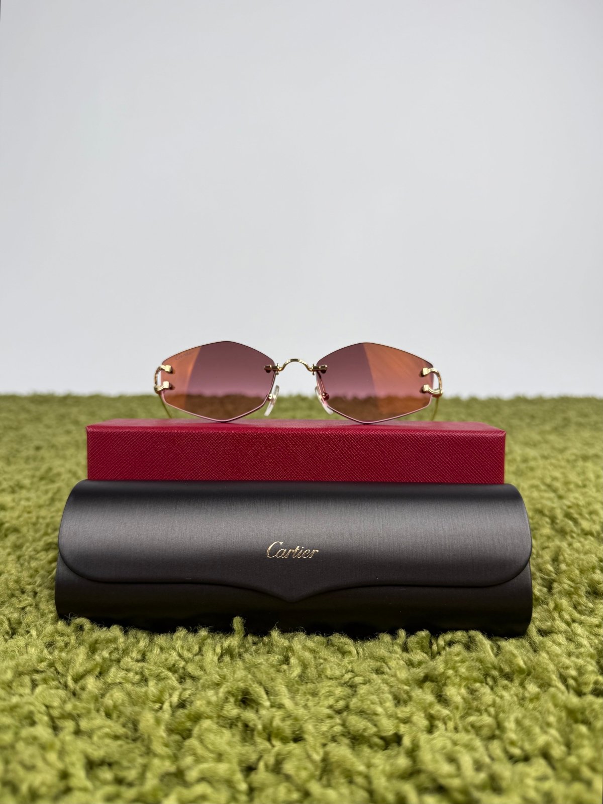 Occhiali da sole Geometrici Panthère de Cartier con lenti rosa e aste oro - Second Hand Di Fiore