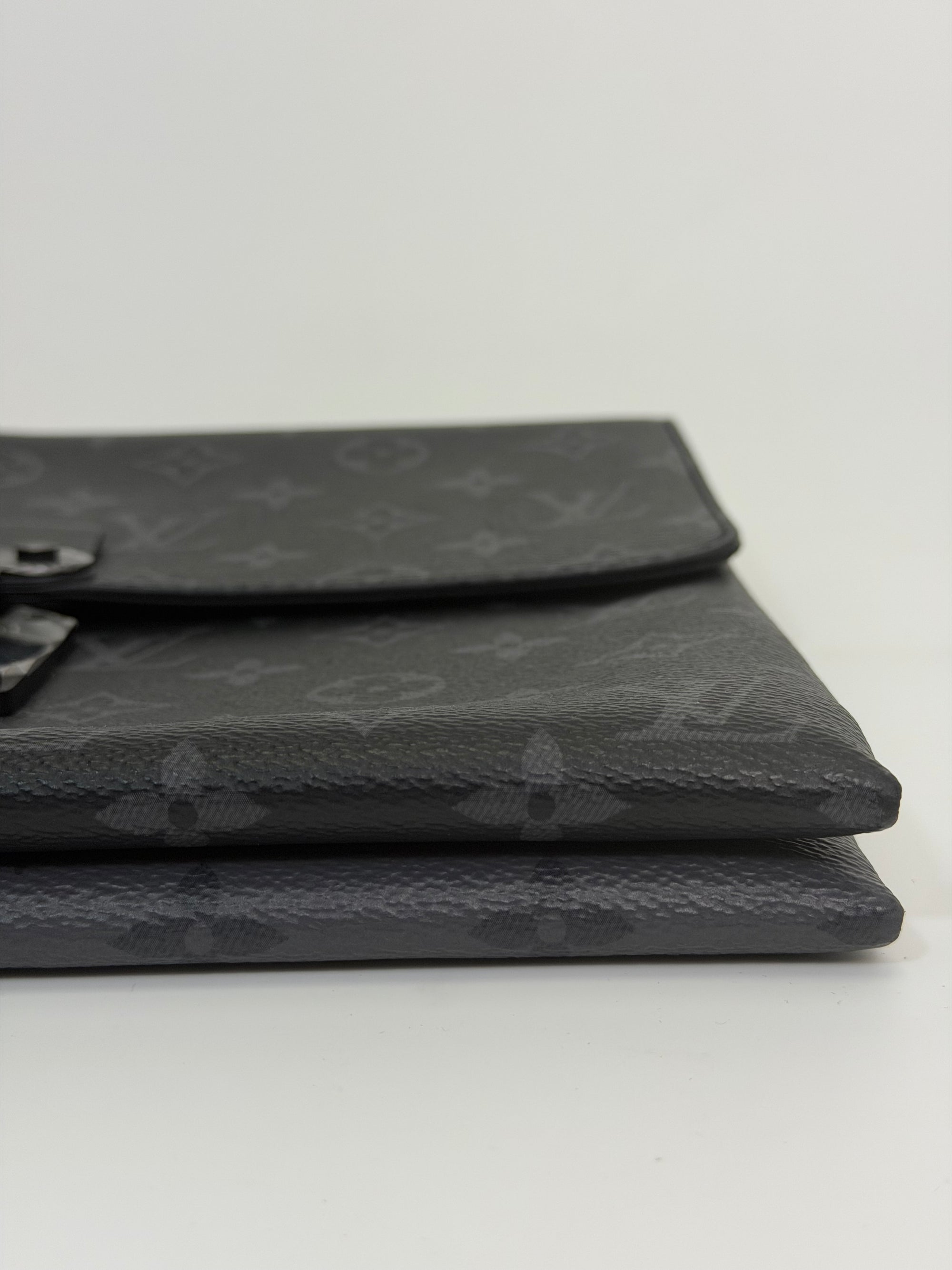 Louis Vuitton pochette lock nera