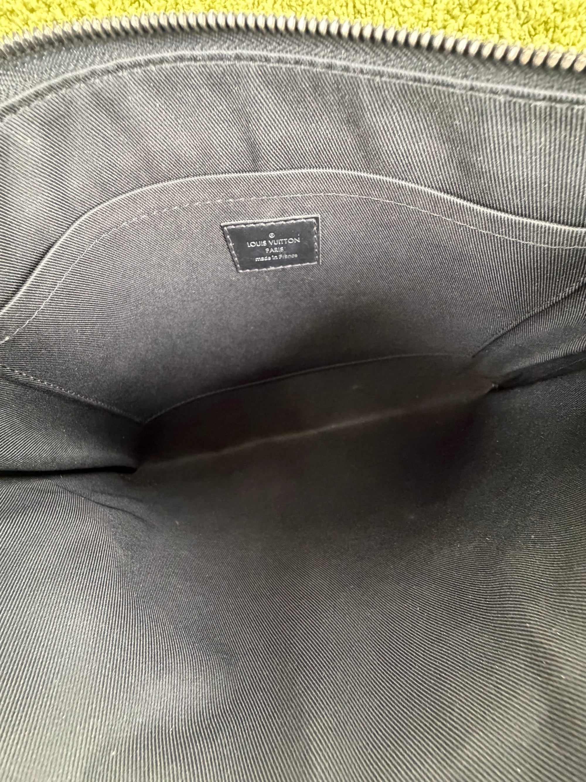 Pochette Louis vuitton voyage nera