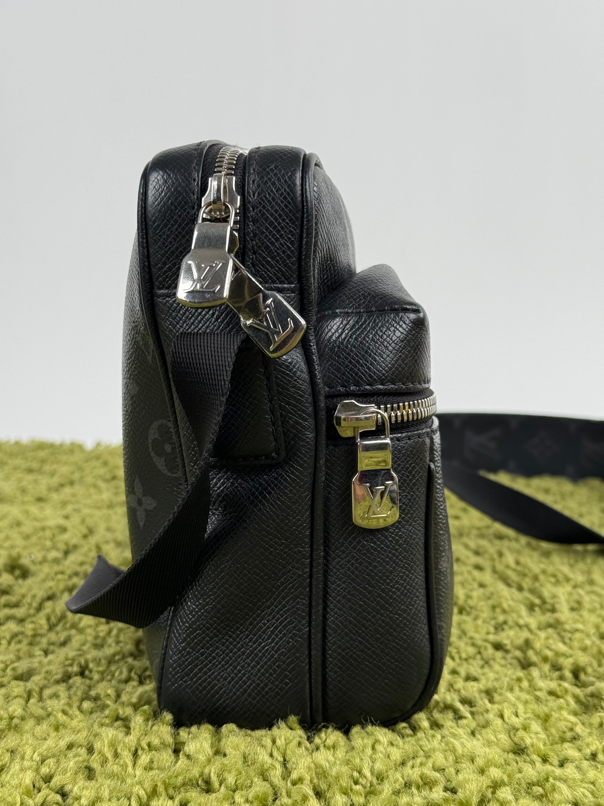 Borsa Outdoor Messenger Monogram Eclipse Taiga Louis Vuitton Nera
