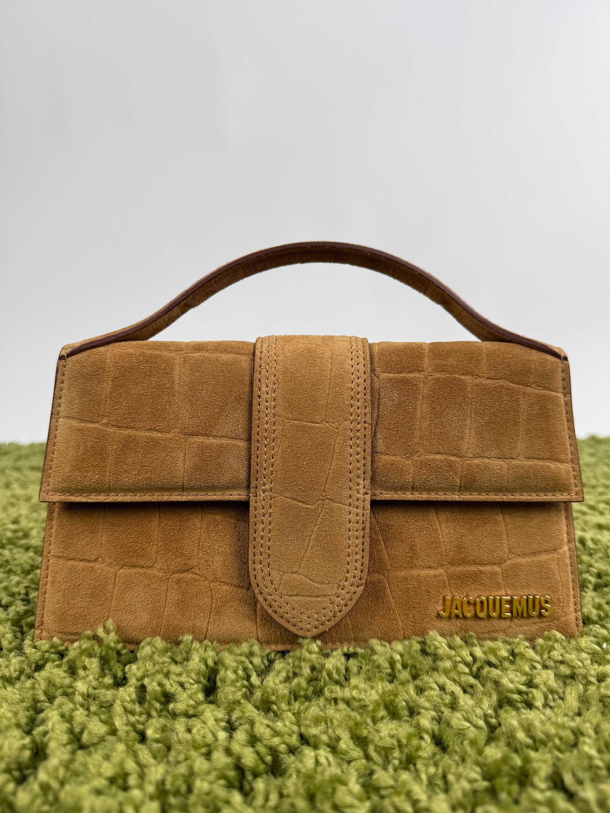 Jacquemus La Grande Bambino camoscio marrone con effetto Coccodrillo