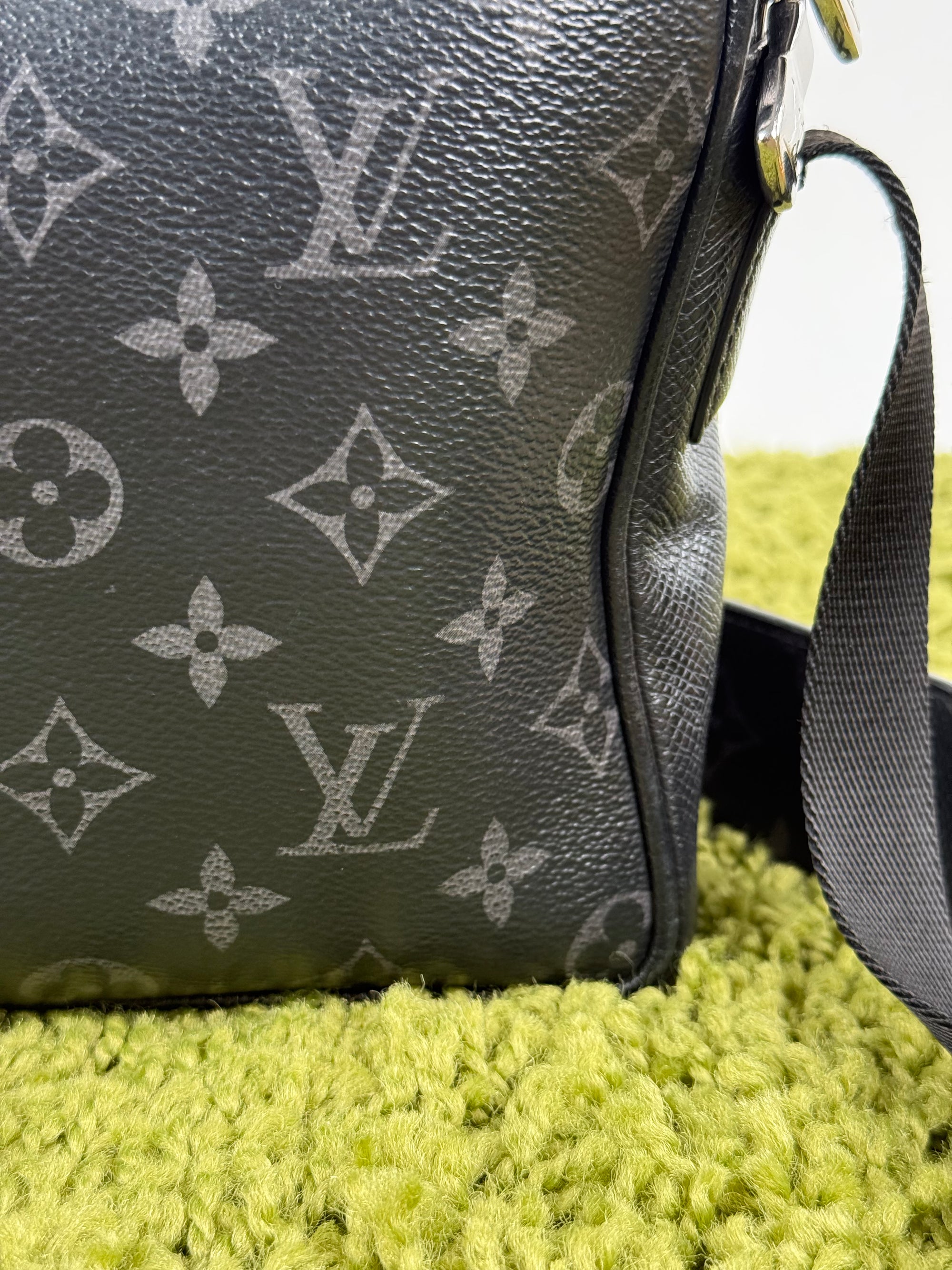 Borsa Outdoor Messenger Monogram Eclipse Taiga Louis Vuitton Nera