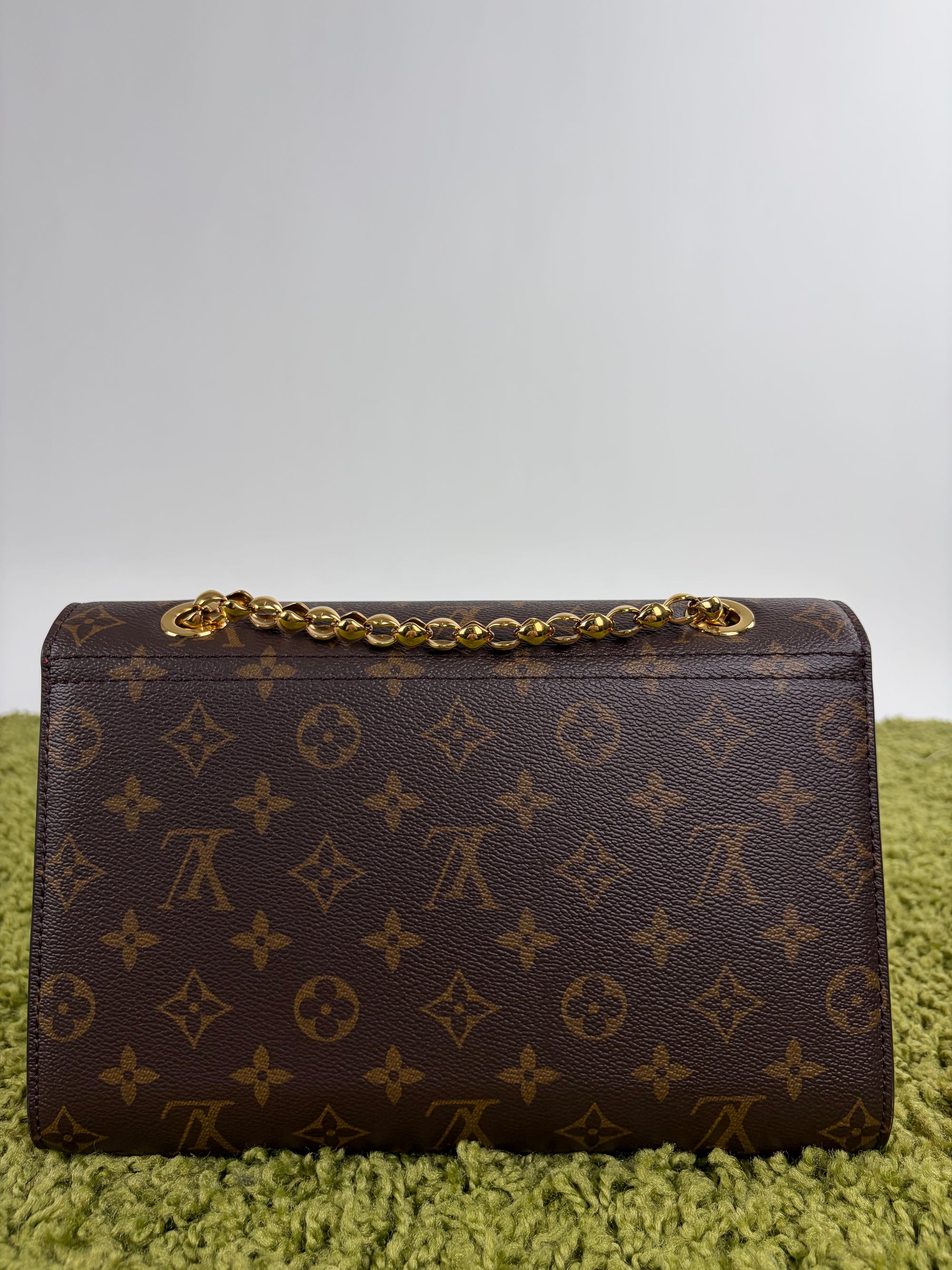 Borsa Louis Vuitton Victoire marrone rossa e oro