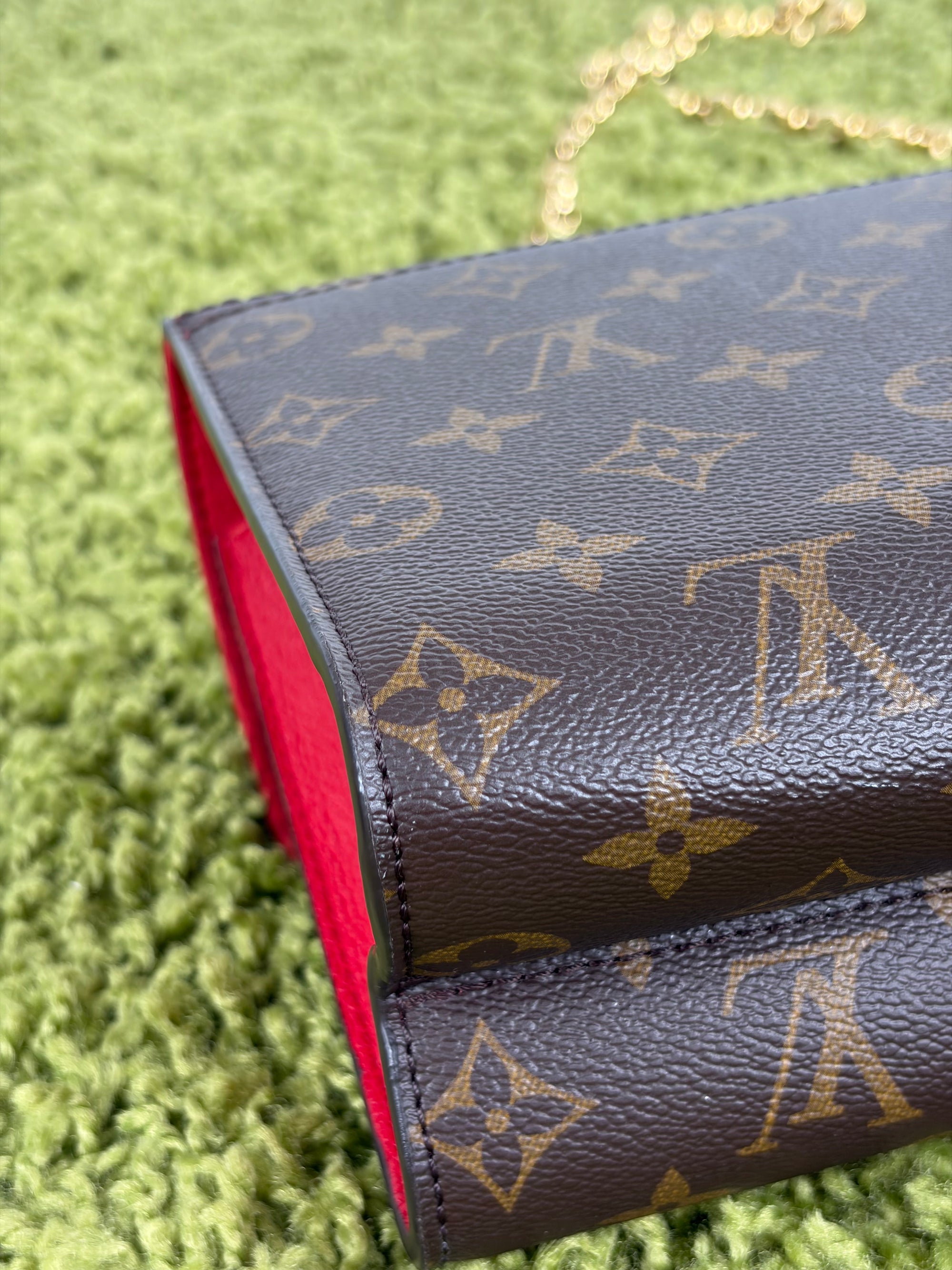 Borsa Louis Vuitton Victoire marrone rossa e oro