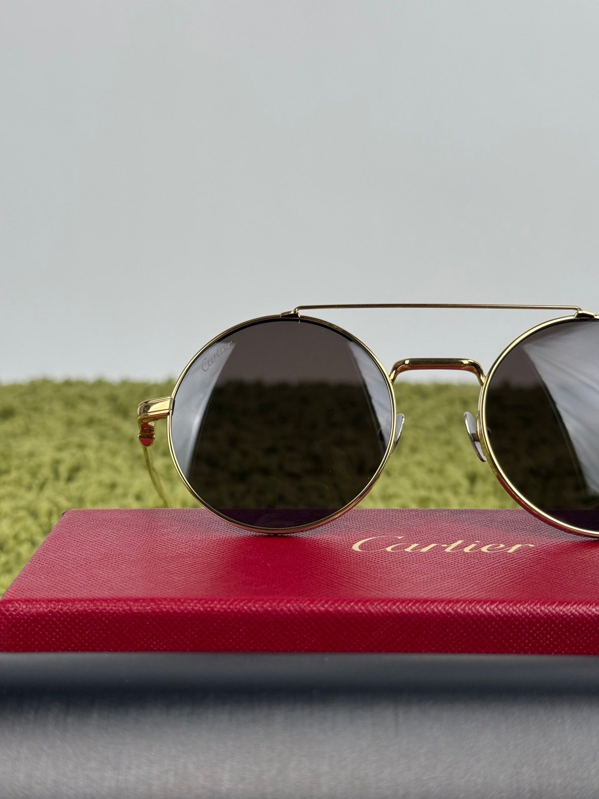Occhiali da sole Cartier Tondi con montatura in metallo dorato e lenti scure - Second Hand Di Fiore