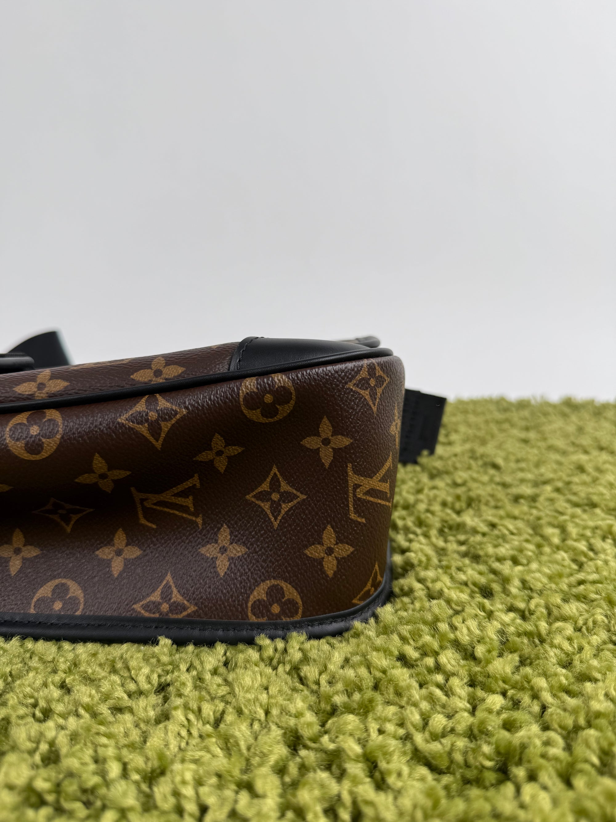 Borsa Messenger Louis Vuitton Macassar Archy Gm con finiture in pelle nera