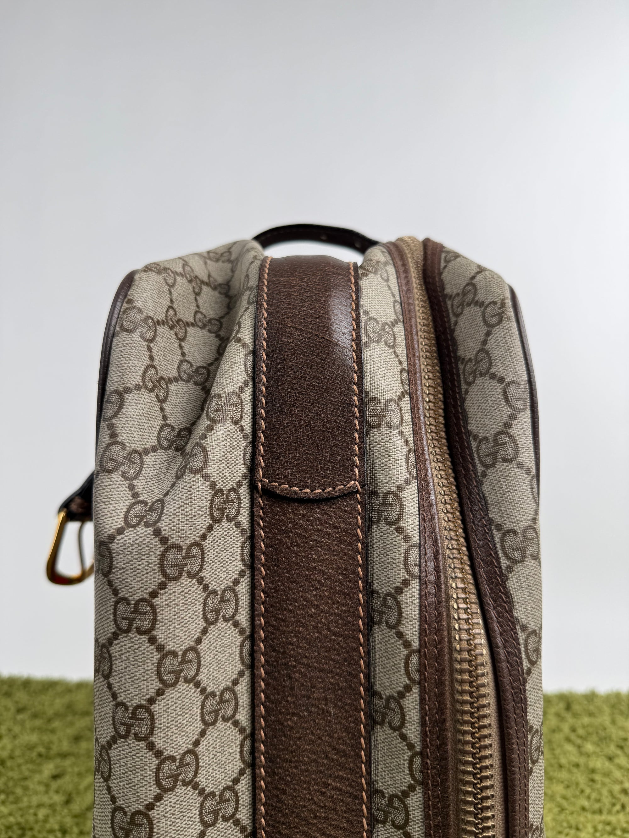 Valigia vintage Gucci realizzata in tela GG monogramma con dettagli in pelle marrone e strisce Web