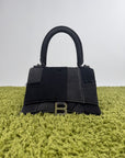 Borsa Balenciaga Hourglass Small in denim patchwork nero con logo B metallico argento