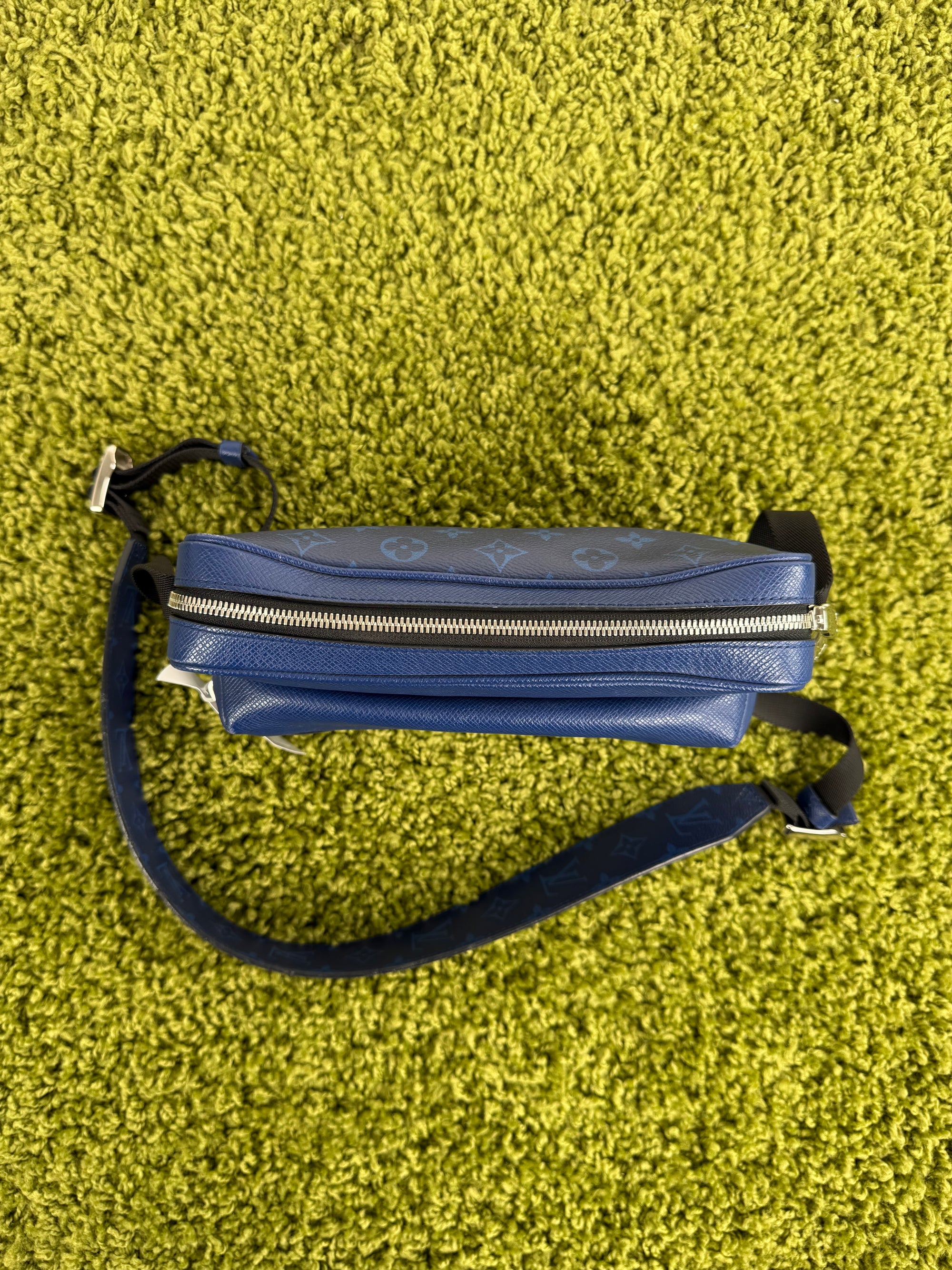Borsello Outdoor Messenger Louis Vuitton in pelle Blu