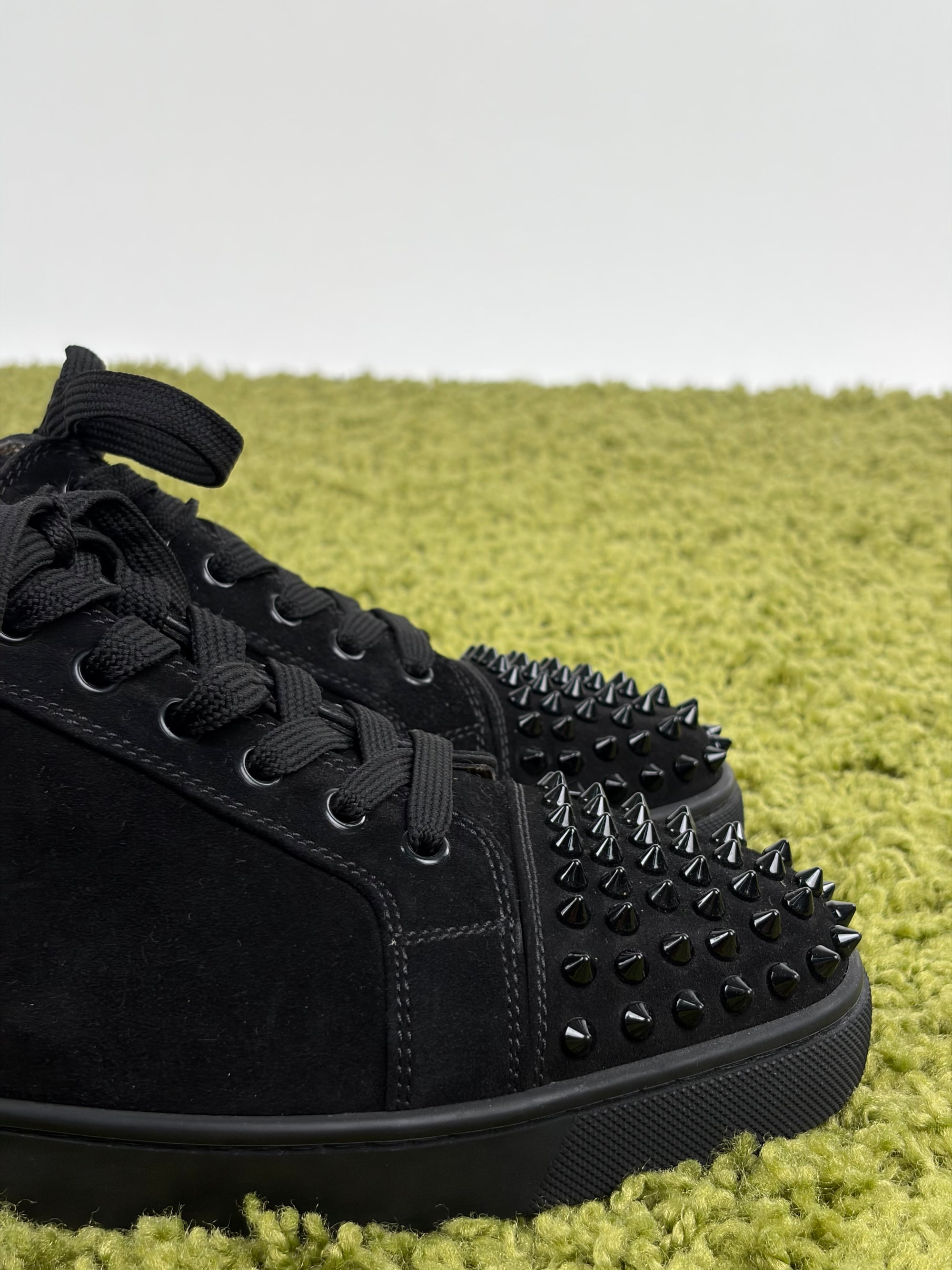 Louboutin Size 42.5 nere