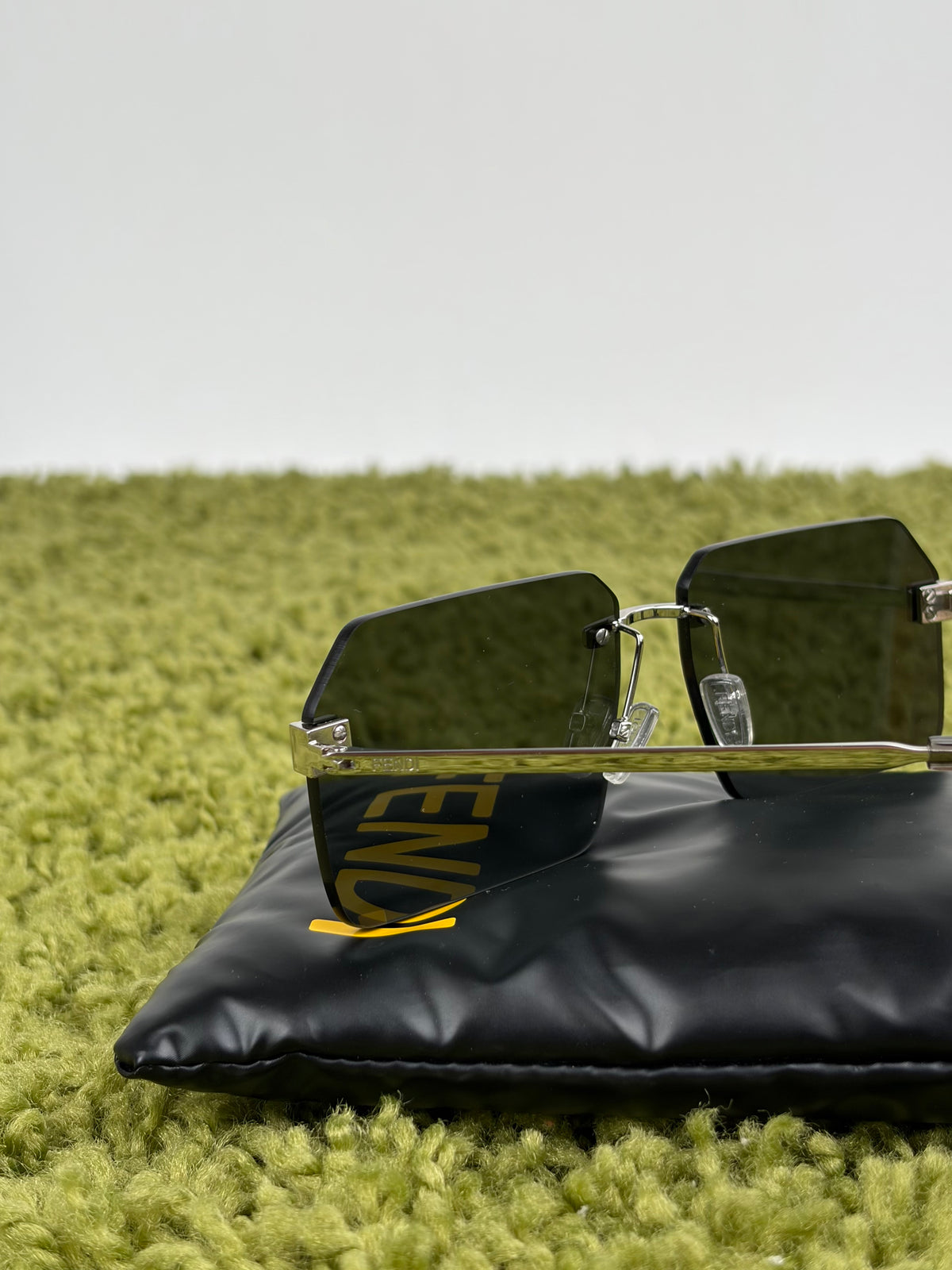 Occhiali da sole gemoetrici Fendi Sky FE40043U Montatura glasant Nero