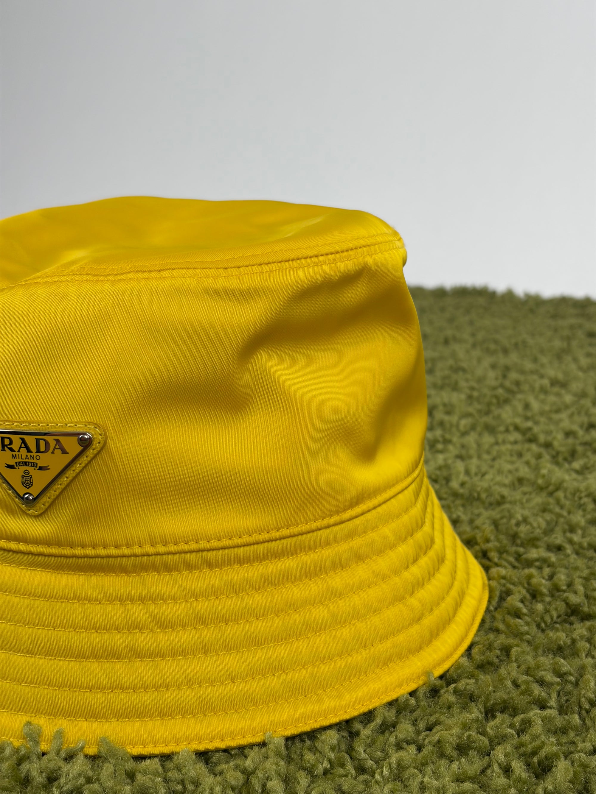 Cappello Prada in Re-nylon giallo