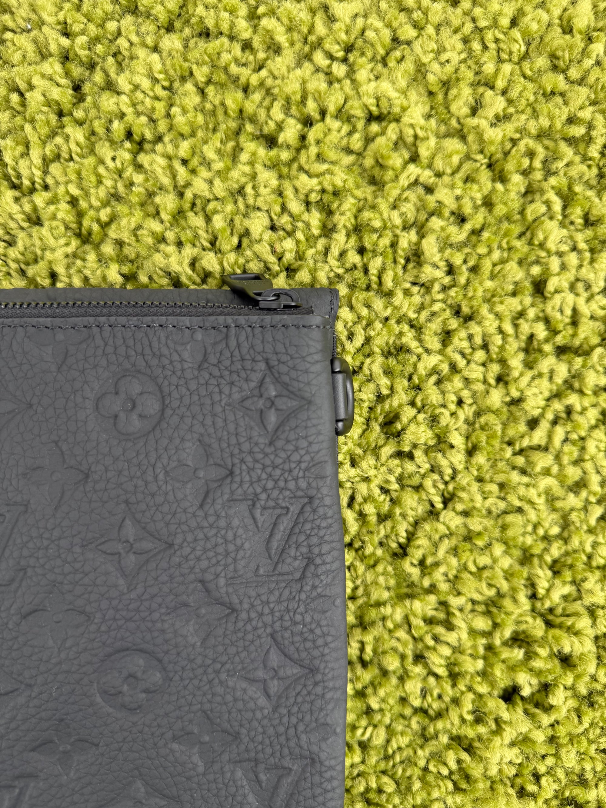 Pochette Louis Vuitton S-Lock in in pelle nera Monogram
